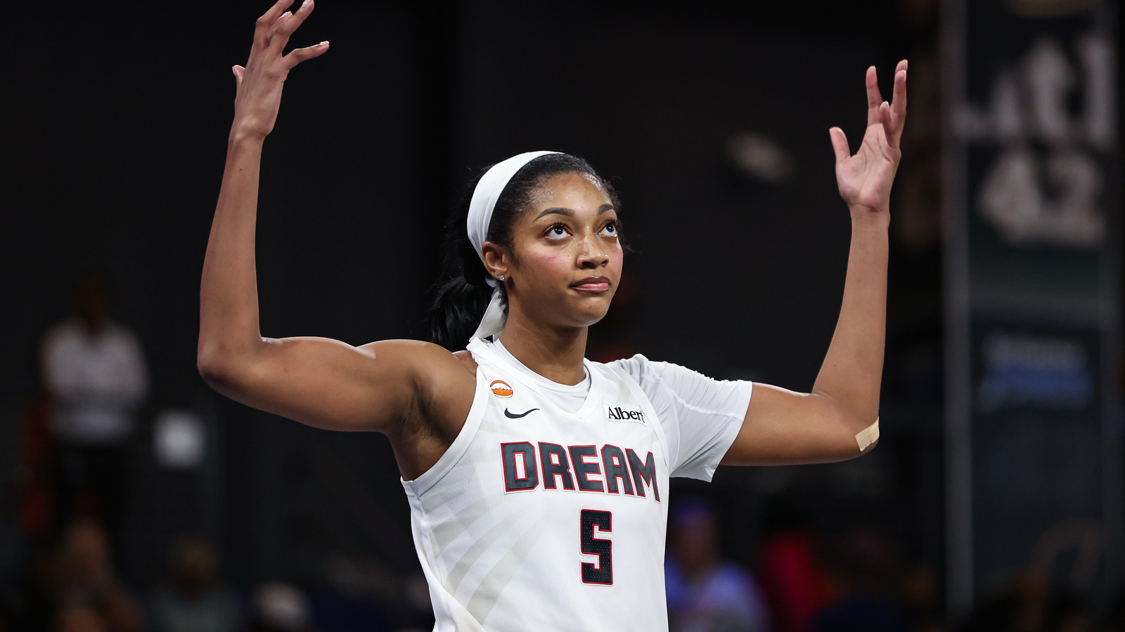 https://www.yardbarker.com/media/0/f/0f49713722edc81cdd79dcba8e73450375ec5ead/thumb_16x9/angel-reese-gets-heated-opponent-flagrant-foul.jpg
