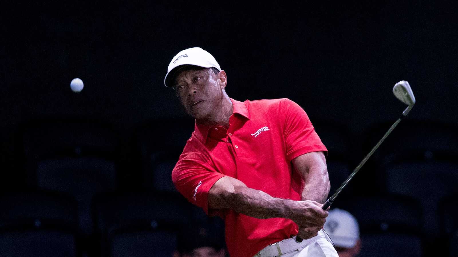 https://www.yardbarker.com/media/0/f/0f78561b18d037fa3b9c3b6e2dca179319c94519/thumb_16x9/tiger-woods-jupiter-links-gc-warms-before-match.jpg