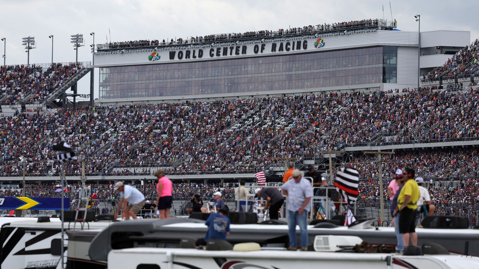 https://www.yardbarker.com/media/1/0/10dfbf9a70c723850244edbc45d91088e44725e9/thumb_16x9/as-usual-weather-iffy-as-nascar-heads-daytona.jpg?v=1