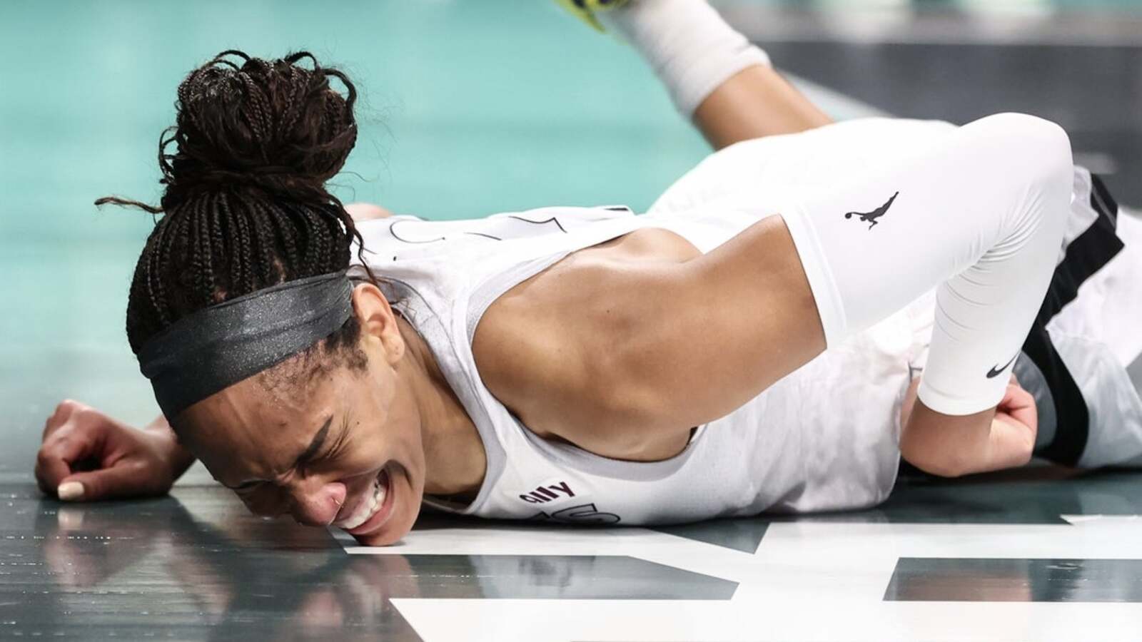 https://www.yardbarker.com/media/1/1/116e5915273c7c50b82b0db87f434805f098c974/thumb_16x9/aces-superstar-aja-wilson-knocked-out-game-vs.jpg