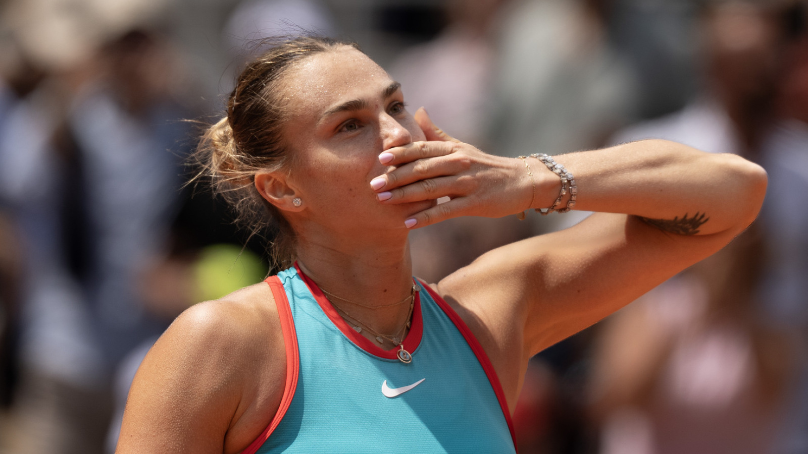 https://www.yardbarker.com/media/1/1/119e677f943b3c75a8d2f4cf21abf0361da6bf1a/thumb_16x9/dominant-third-set-puts-aryna-sabalenka-closer.jpg?v=1