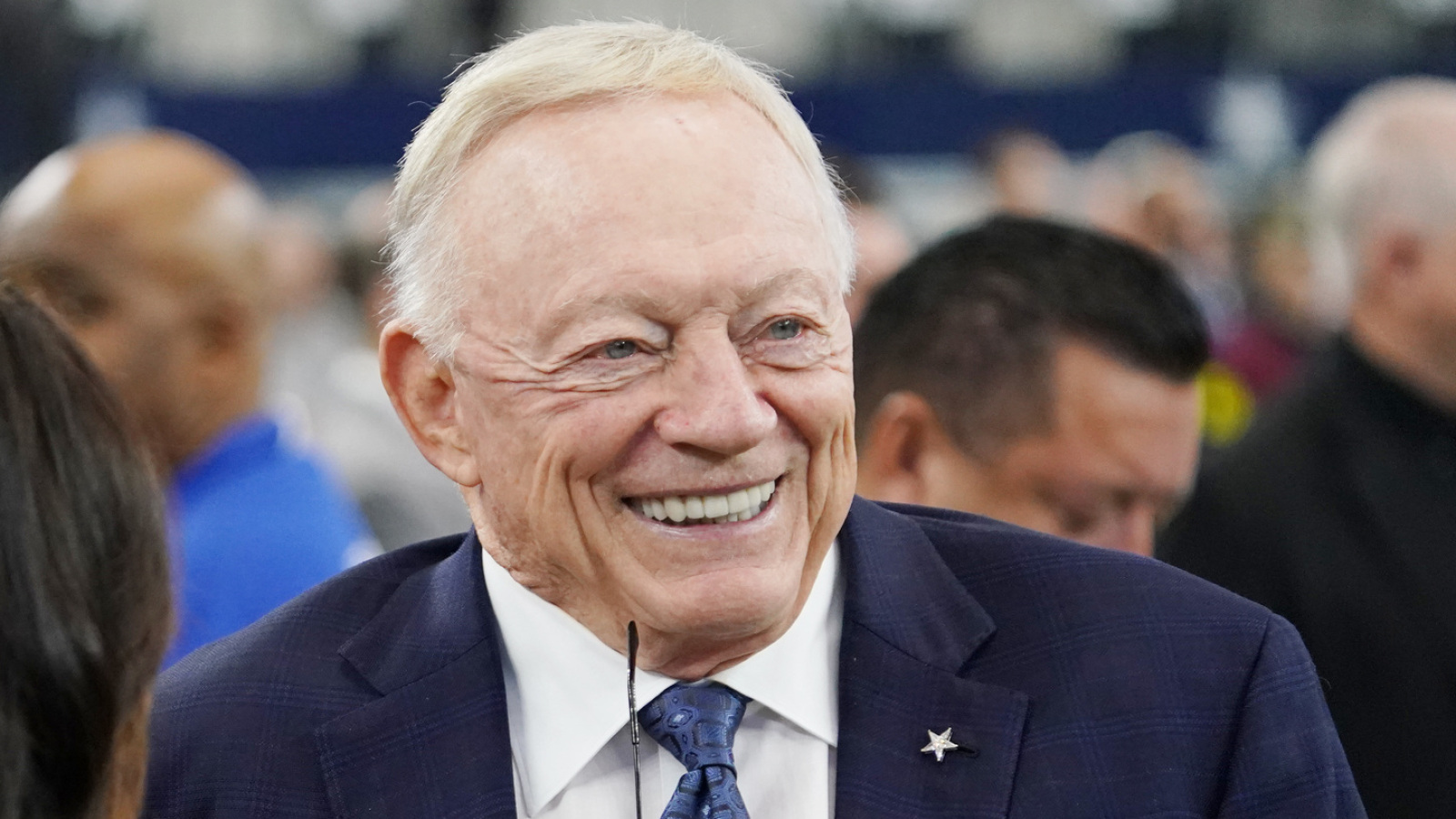 https://www.yardbarker.com/media/1/1/11d265617b1c66339a0837f115fd56159dd5846f/thumb_16x9/jerry-jones-gives-micah-parsons-bulletin-board.jpg?v=1