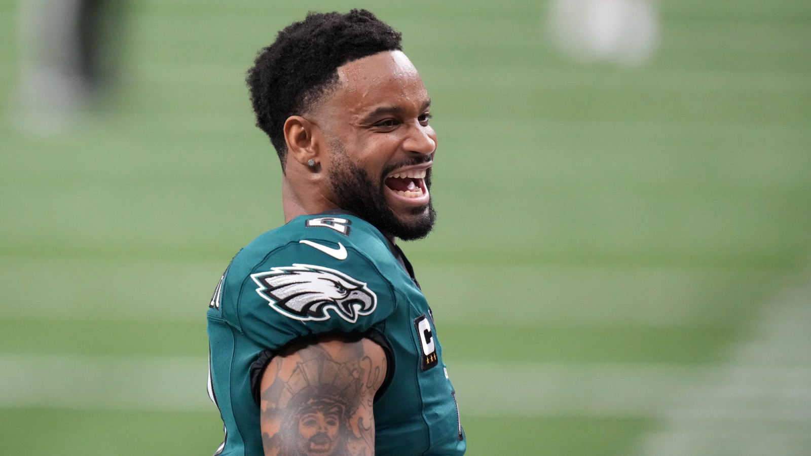 https://www.yardbarker.com/media/1/2/12200a9fe65c0d6af96f881cef9f78d56189ca5e/thumb_16x9/steelers-darius-slay-hyped-over-aaron-rodgers.jpg?v=1