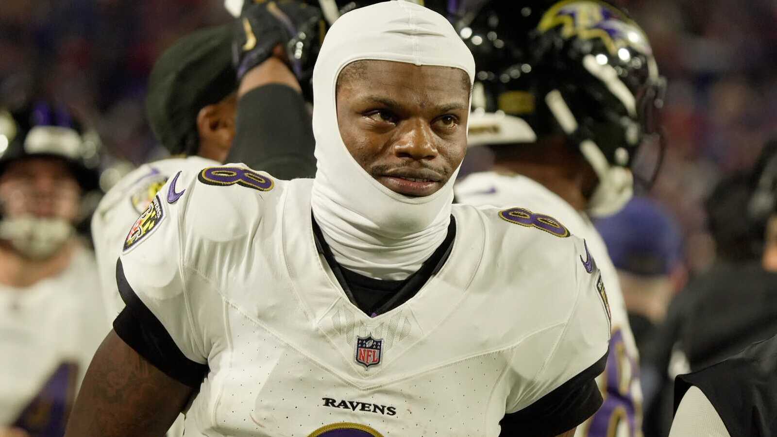 https://www.yardbarker.com/media/1/2/126bfd4ec0e67dafd5fadb036b9ad519a21334fe/thumb_16x9/baltimore-ravens-quarterback-lamar-jackson-gets.jpg?v=1