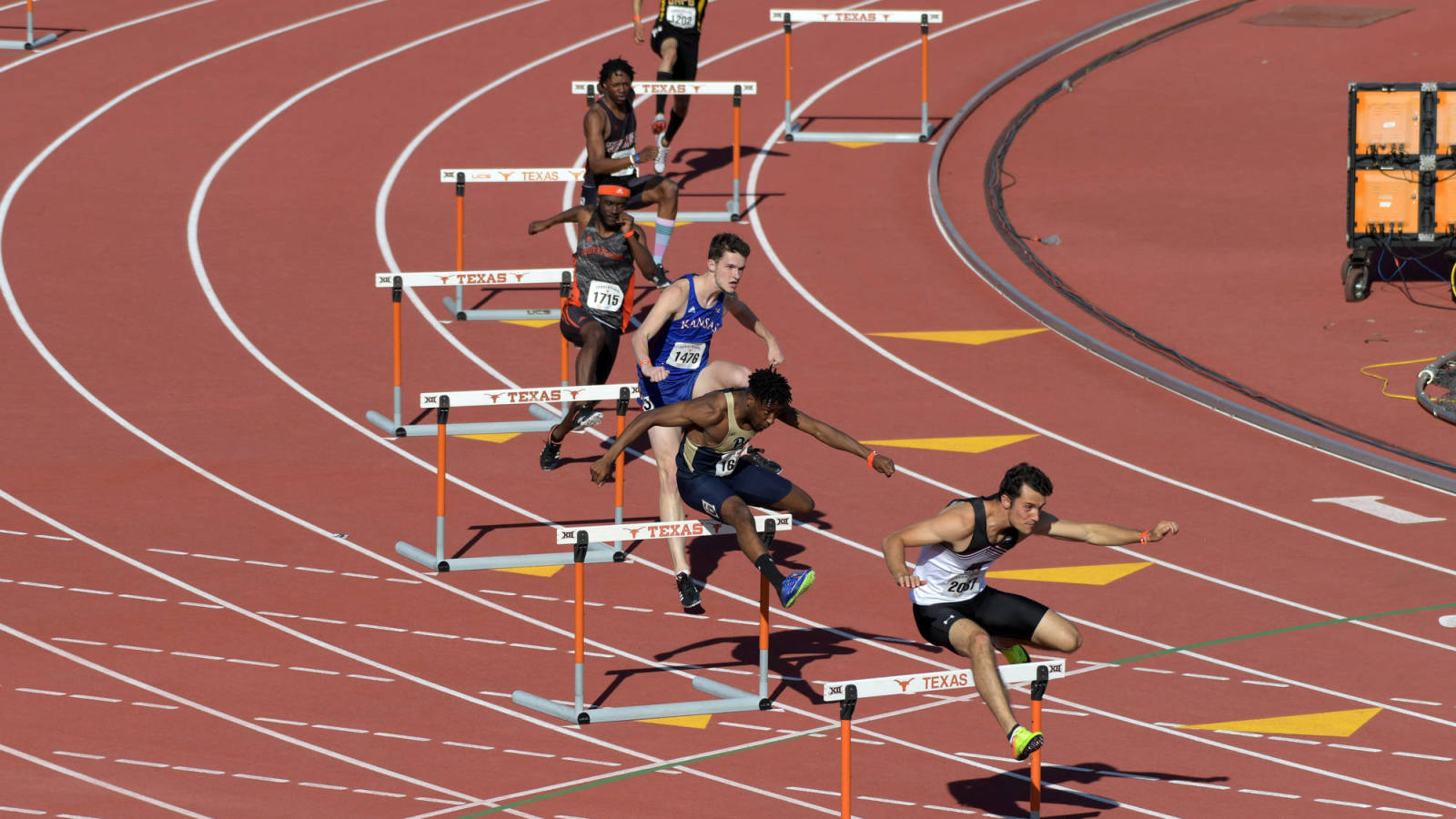 Watch Kansas' Cordell Tinch defies gravity with insane hurdle maneuver