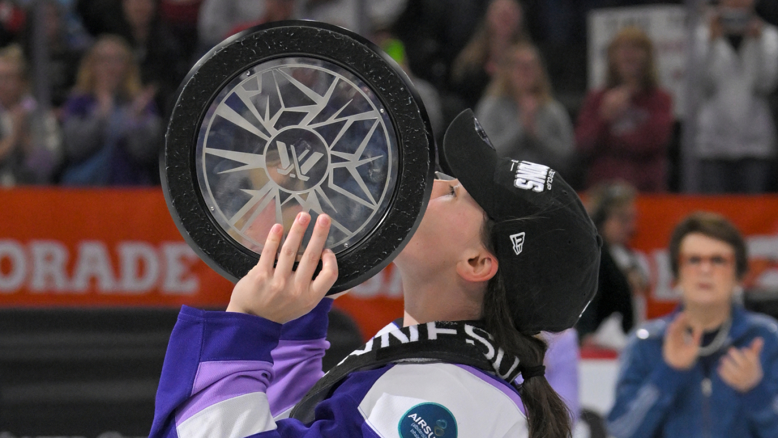 https://www.yardbarker.com/media/1/3/138bbc3deb3464d97924788643d8016b39590a0f/thumb_16x9/frost-earn-second-straight-pwhl-walter-cup-ot-win.jpg?v=1