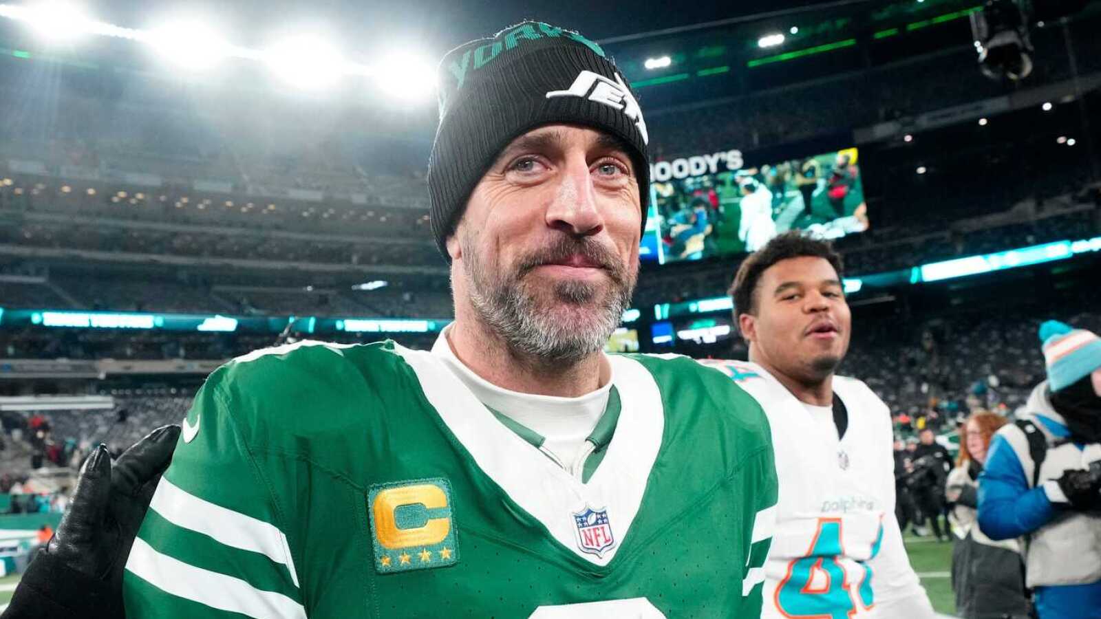 https://www.yardbarker.com/media/1/4/142d71164fb9c7d95c2d9e1f60621ab15ef308dd/thumb_16x9/new-york-jets-quarterback-aaron-rodgers-8-shown.jpg