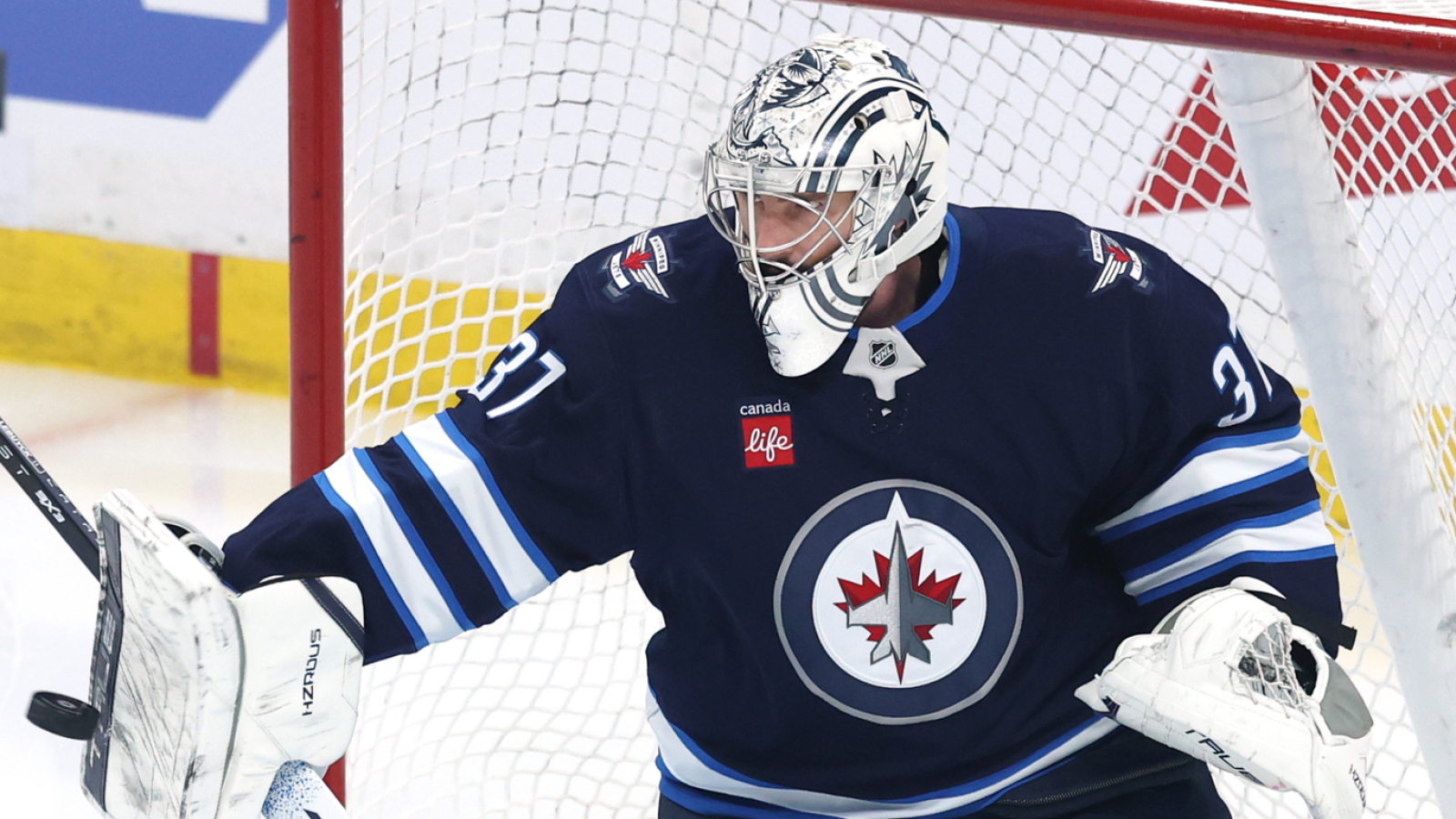 https://www.yardbarker.com/media/1/5/15168857d6e26db67c2d452edac9ba49b72b730a/thumb_16x9/jets-connor-hellebuyck-overcome-playoff-woes-vs.jpg?v=1