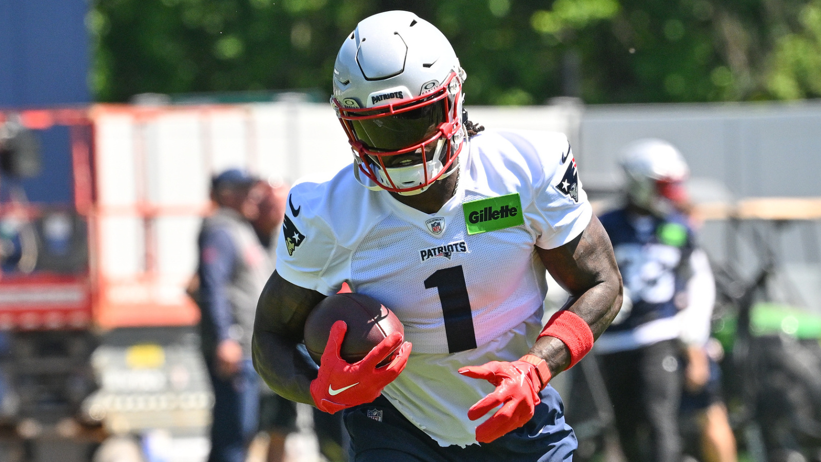 Drake Maye connection with A.J. Brown struggling early in Patriots training camp