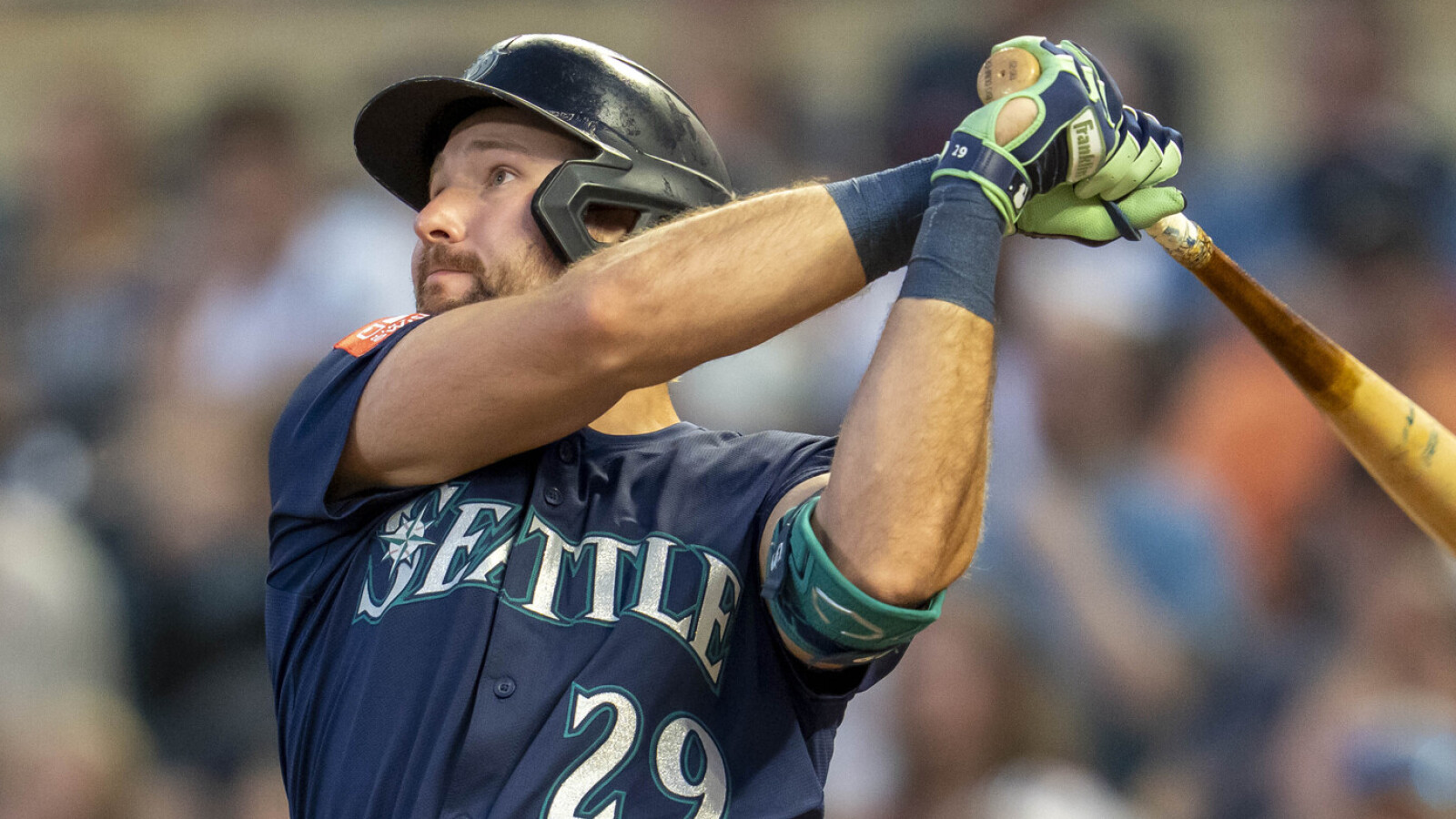 https://www.yardbarker.com/media/1/7/17fd29060a157ddccff04eca22619a245bec2325/thumb_16x9/cal-raleigh-keeps-aaron-judge-arms-length-hr-race.jpg?v=1