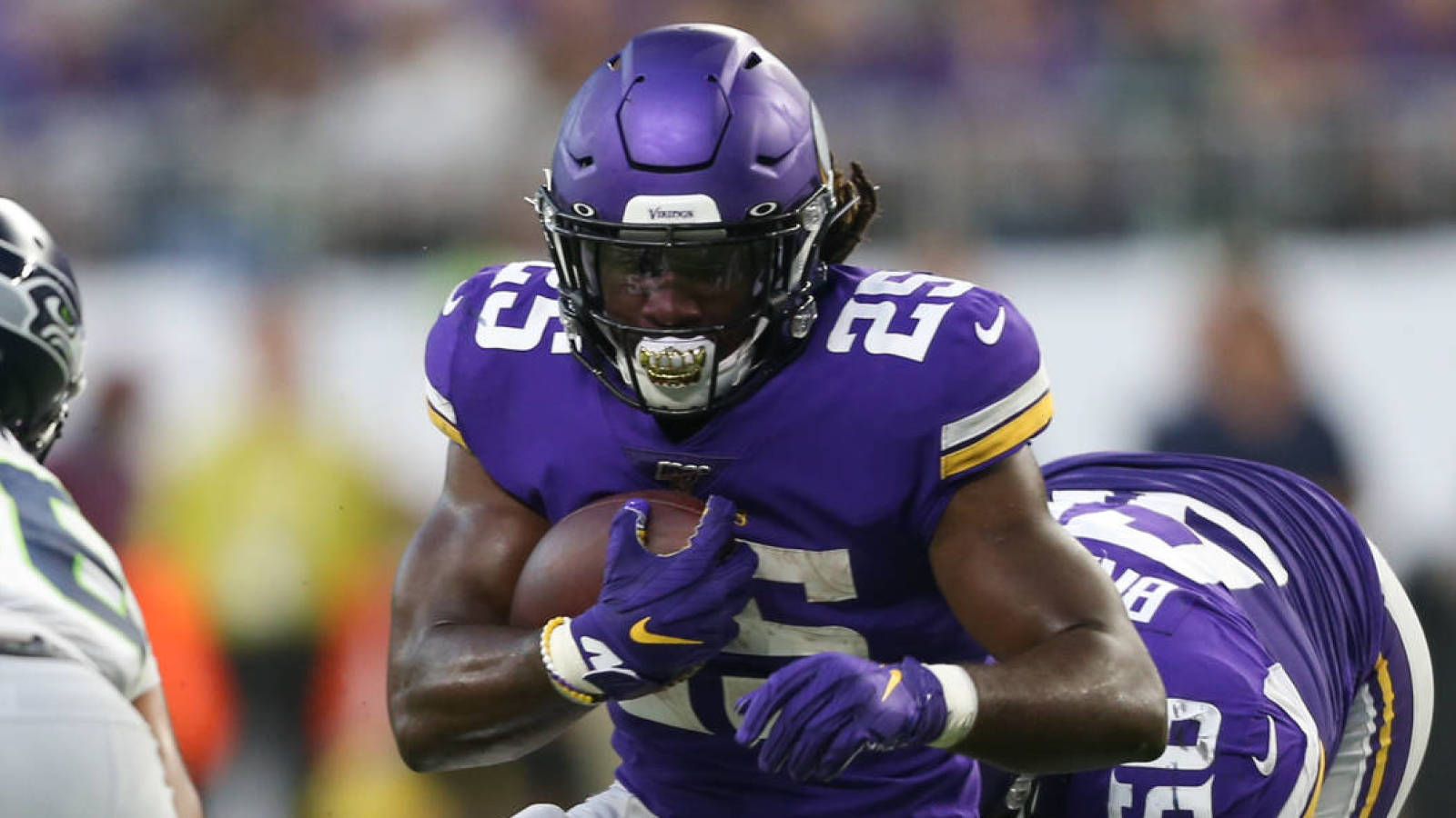 Watch Alexander Mattison takes flying leap over defenders on electric