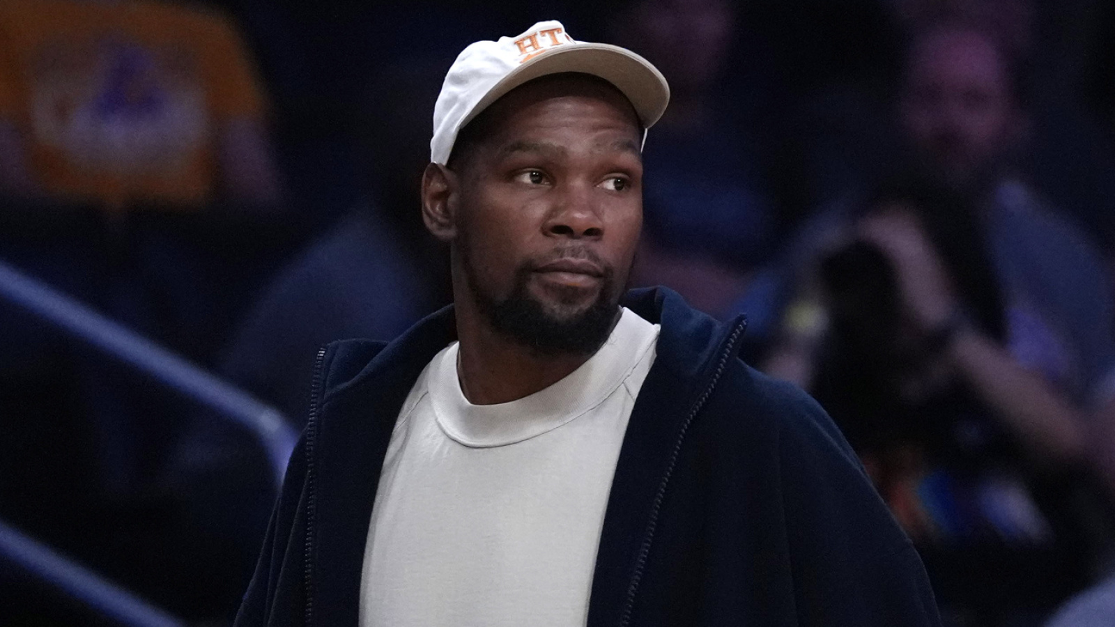 https://www.yardbarker.com/media/1/8/180e0d07988bb3313eec666565fbd711975964a9/thumb_16x9/kevin-durant-traded-west-contender-blockbuster.jpg?v=1