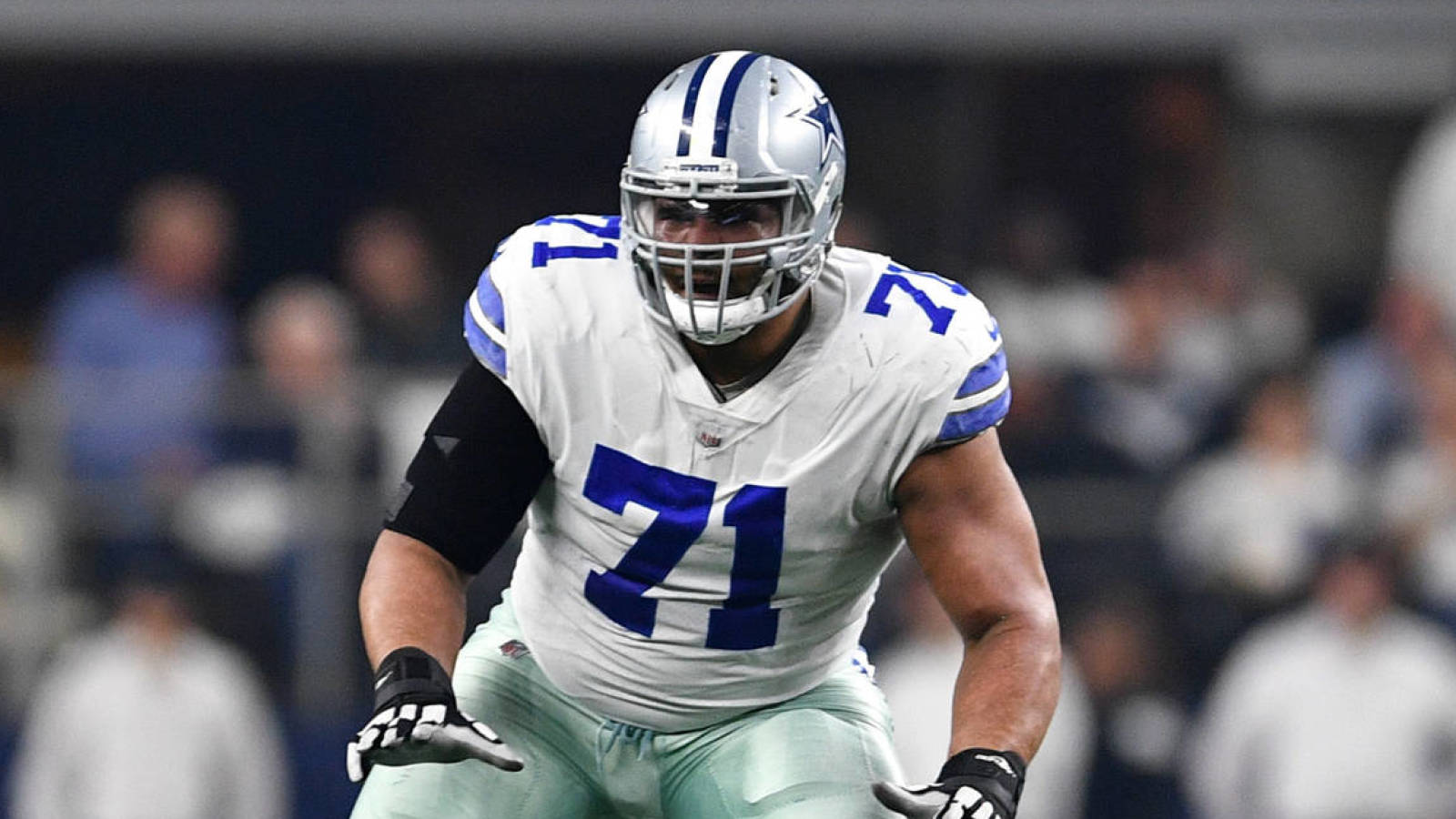 Cowboys RT La'el Collins reportedly tried to bribe NFL drug-test collector