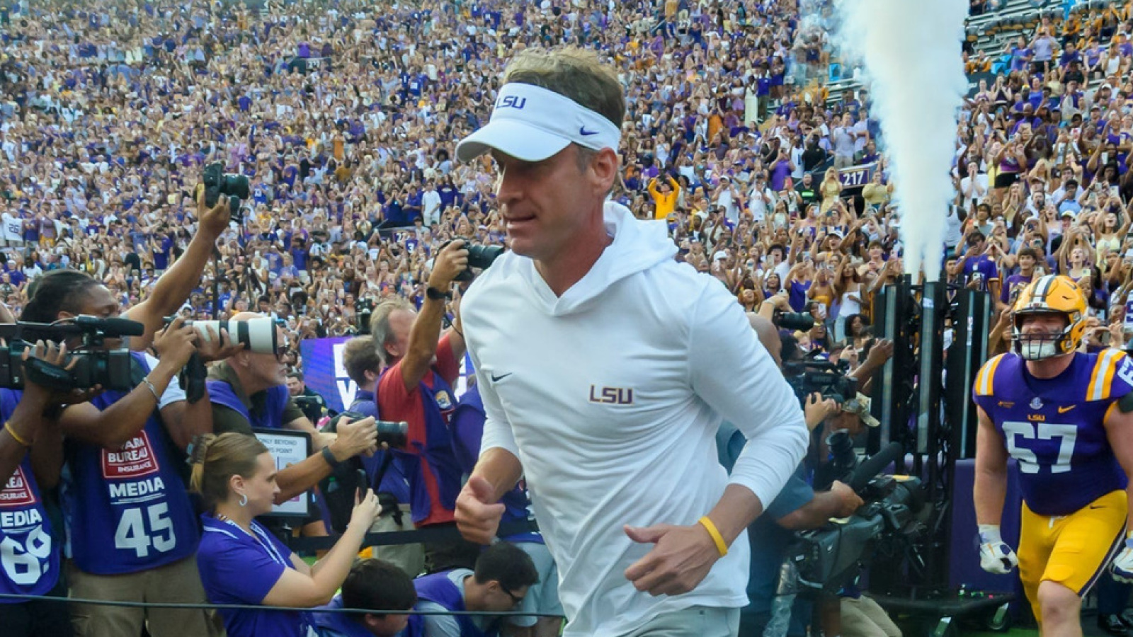 https://www.yardbarker.com/media/1/8/18b7a1860ef039ce6dbdd64e232eee9d47edf871/thumb_16x9/lsu-football-coach-lane-kiffin-takes-field-before.jpg?v=1