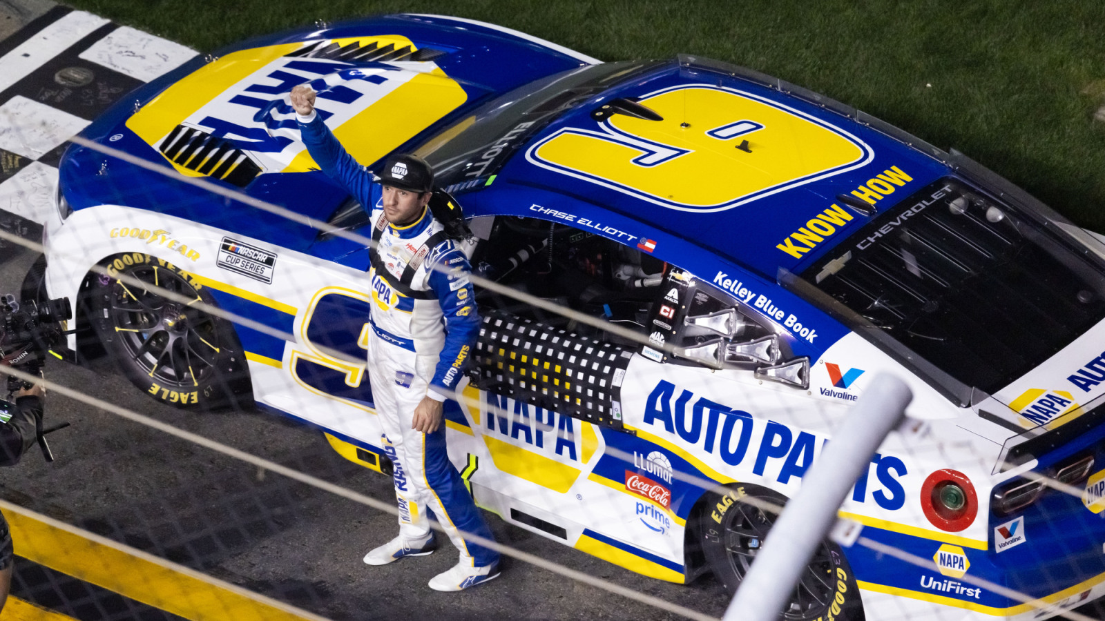 https://www.yardbarker.com/media/1/9/19e82d69d1c9a8e2512cfdecc0c804aaa43dbe53/thumb_16x9/chase-elliott-wins-daytona-duel-2-anthony-alfredo.jpg?v=1