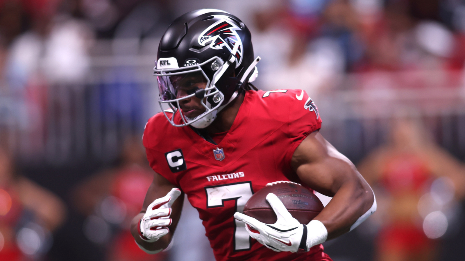 https://www.yardbarker.com/media/1/9/19fcf7a6755143e3f655bd50d2d6bd8e91917d37/thumb_16x9/bijan-robinson-runs-wild-jordan-love-flops.jpg?v=1