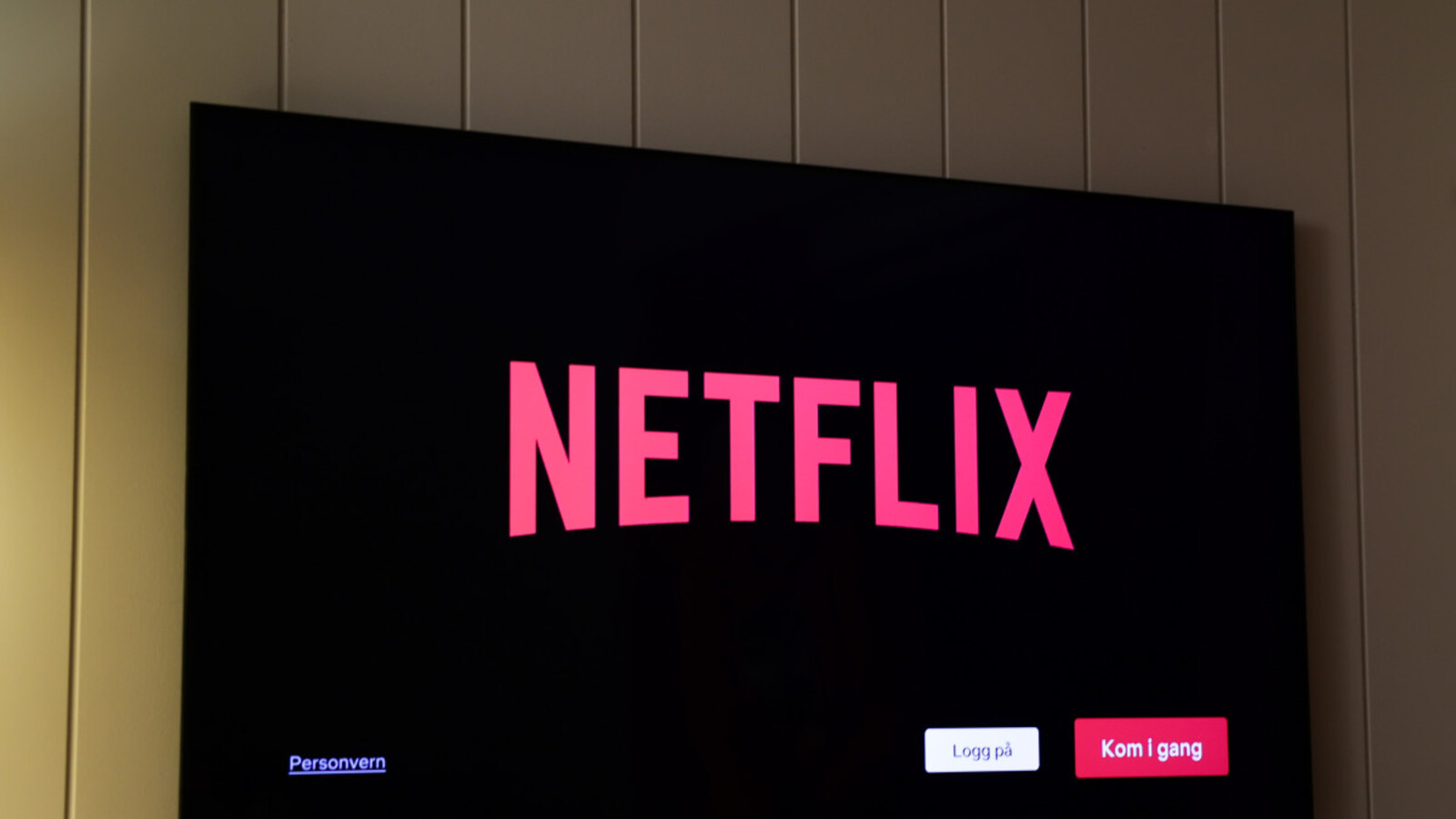 All 6 Seasons of Emmy Award-Winning Sitcom Coming to Netflix | Yardbarker