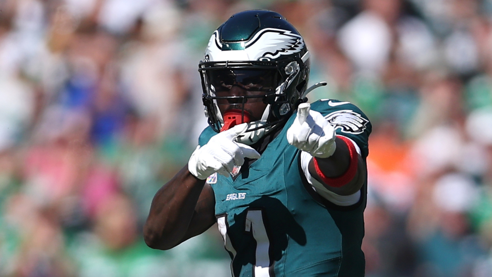 https://www.yardbarker.com/media/1/a/1abefb2eba450aa717650651fd55780aa3e48862/thumb_16x9/aj-brown-makes-bizarre-comment-eagles-private.jpg?v=1