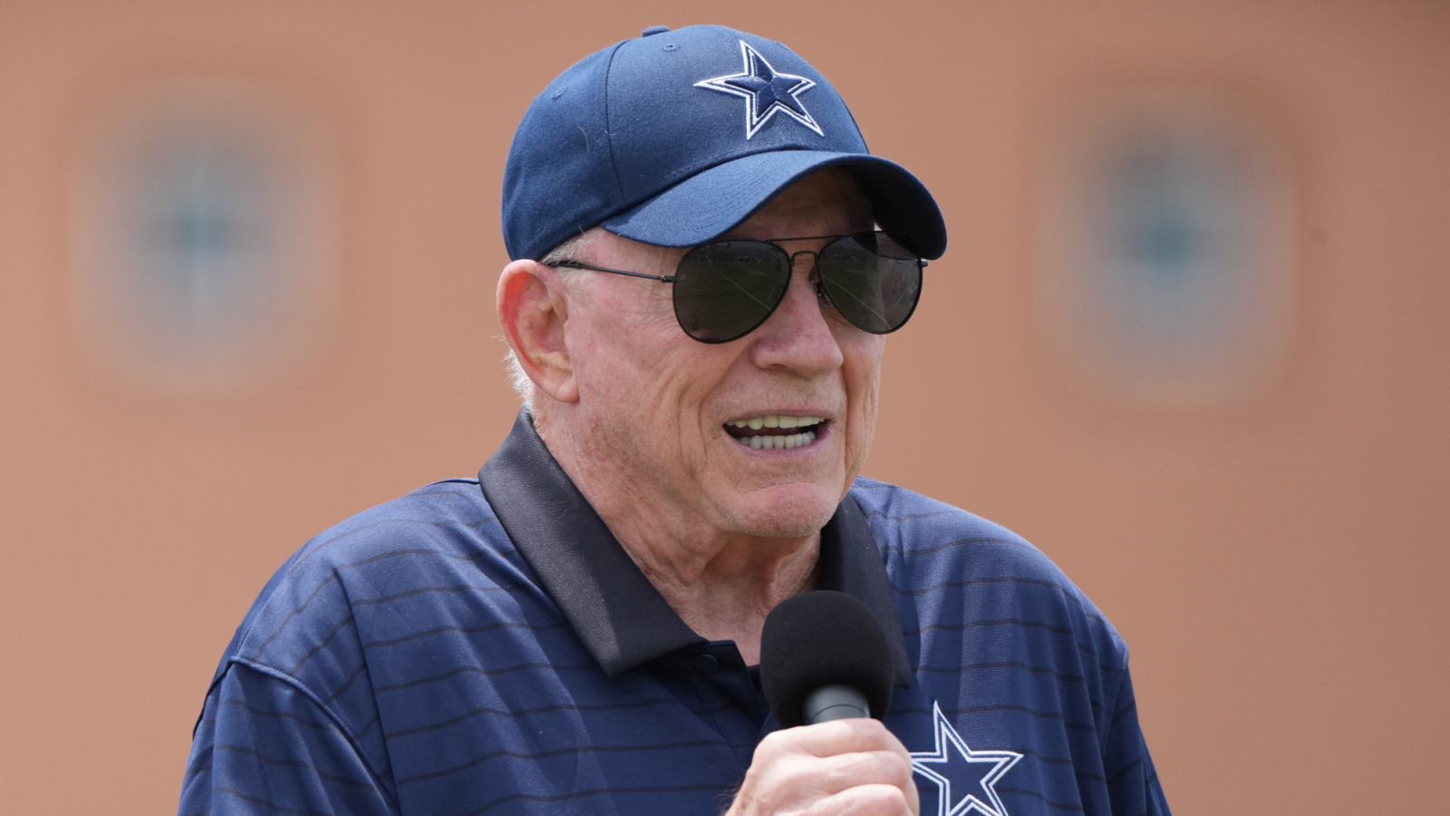 https://www.yardbarker.com/media/1/b/1b50e9eaa62ce586d641836eacca8502c4faa408/thumb_16x9/jay-zs-sports-agency-blasts-jerry-jones-comical.jpg?v=1