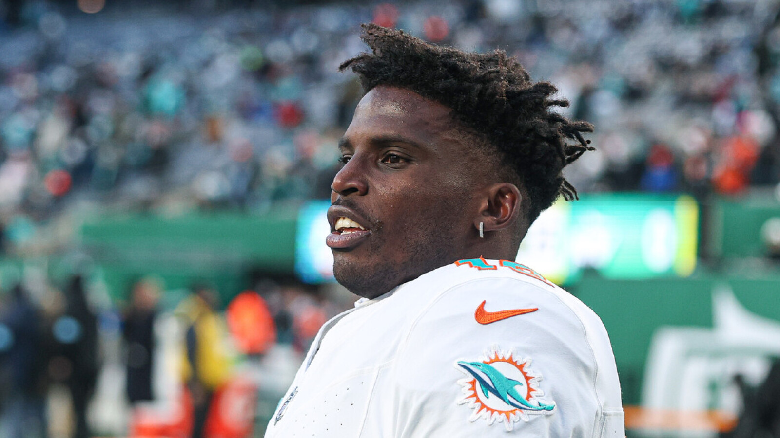 https://www.yardbarker.com/media/1/b/1b70a5561eef42f6a3683232ea0dab42645d0ec2/thumb_16x9/teams-think-dolphins-tyreek-hill-available-before.jpg?v=2
