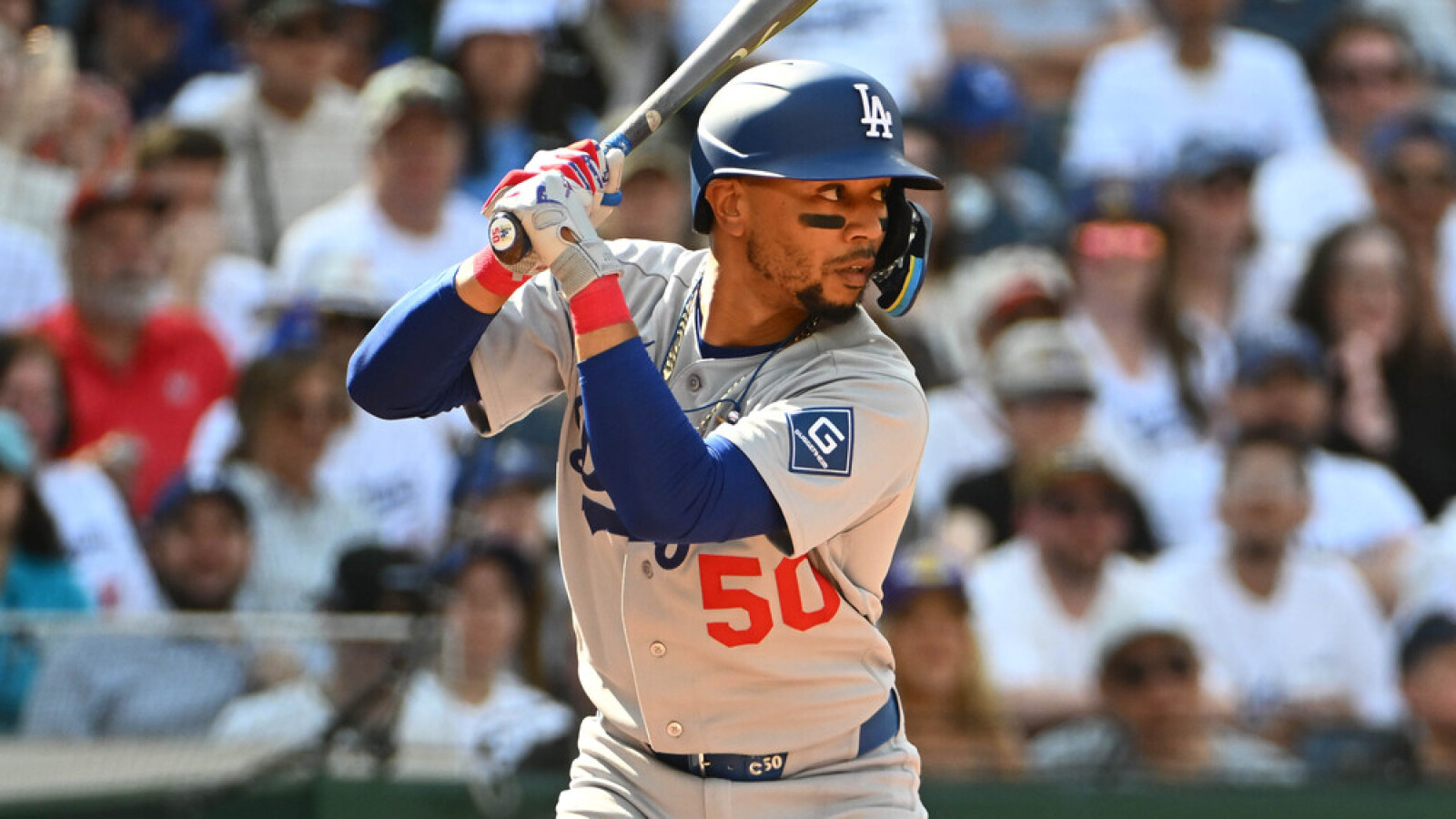 https://www.yardbarker.com/media/1/b/1b8aa7c0529cd39ee10f48380214b685e638578b/thumb_16x9/dodgers-massive-mookie-betts-announcement.jpg?v=1