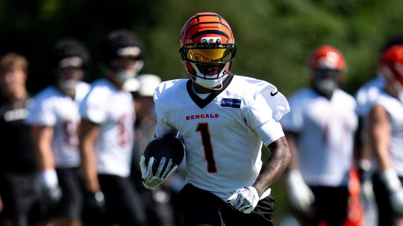 https://www.yardbarker.com/media/1/b/1ba46cd3f2c431e390116c44f3c2923b54789726/thumb_16x9/three-one-on-one-nfl-matchups-decide-week-1.jpg?v=1