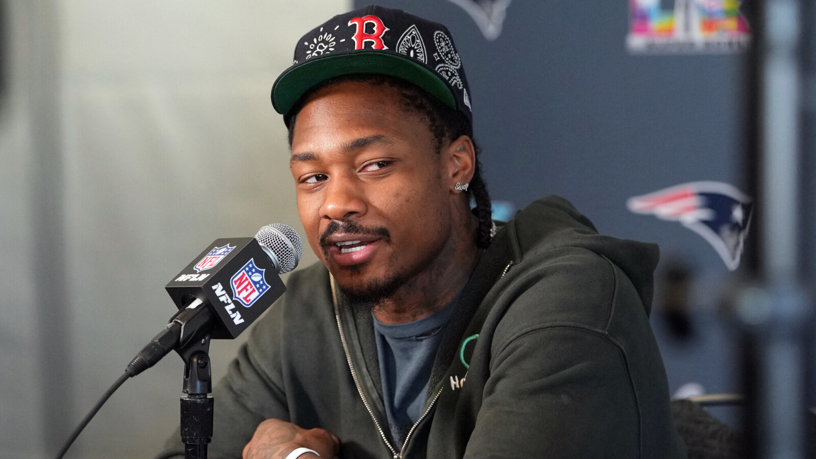 https://www.yardbarker.com/media/1/b/1bc7a2c8868216f68eb68afabe8cc1cd73188b56/thumb_16x9/commanders-seemingly-decision-on-diggs-aiyuk.jpg?v=1