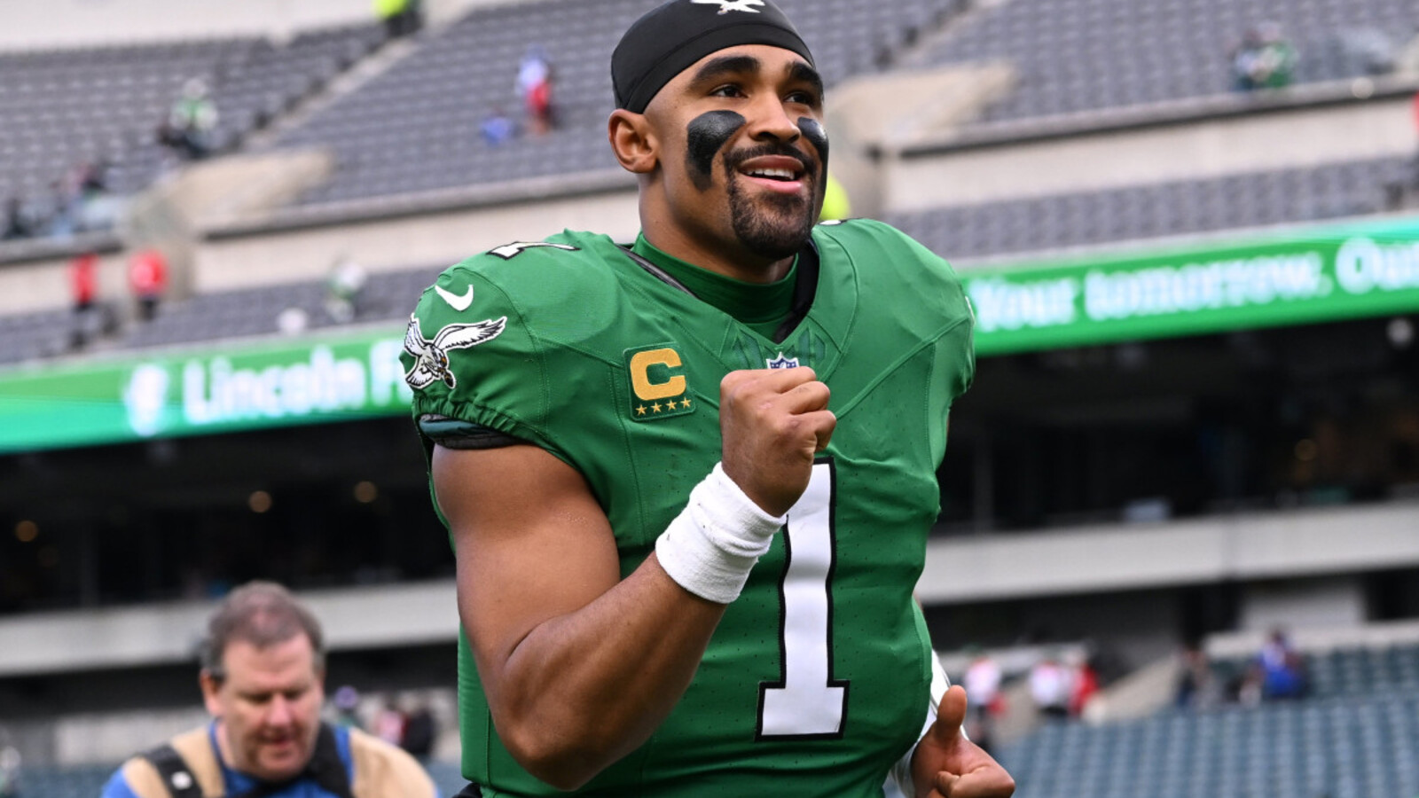 Eagles QB Jalen Hurts earns Tom Brady's respect for Week 8 performance