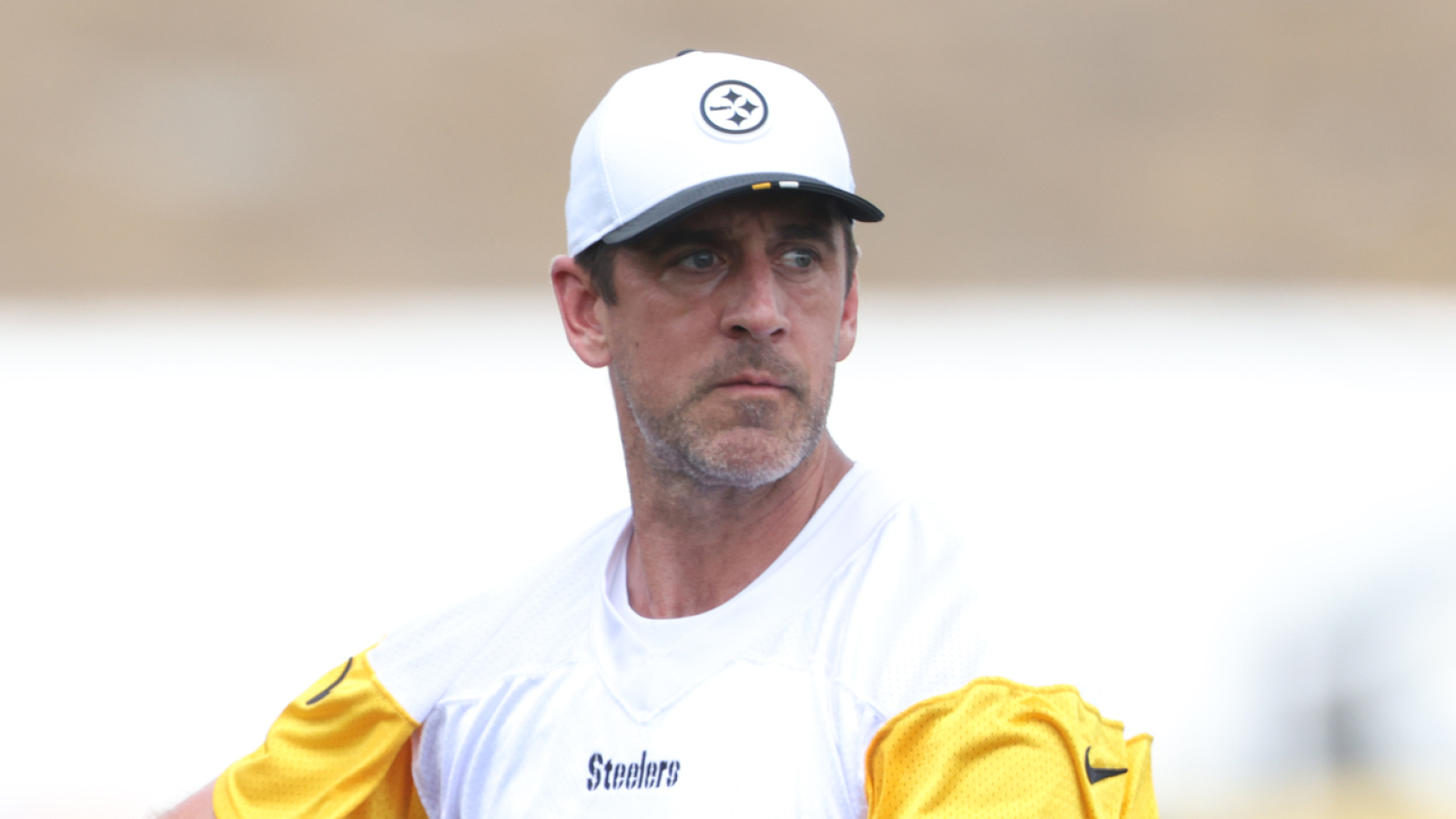 https://www.yardbarker.com/media/1/c/1c0d8f1e6e1779e5ed94bc21e53d4dd2507d9b11/thumb_16x9/new-survey-on-nfl-qbs-dampens-expectations-aaron.jpg?v=1