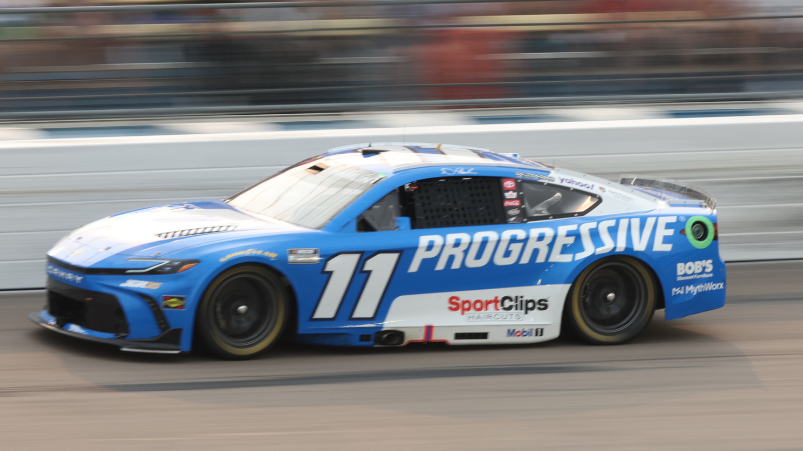 https://www.yardbarker.com/media/1/c/1c0de9929fa78d6643e59dd8fe8ce11fc1ec65e8/thumb_16x9/denny-hamlin-expecting-chaos-nascars-regular.jpg?v=1