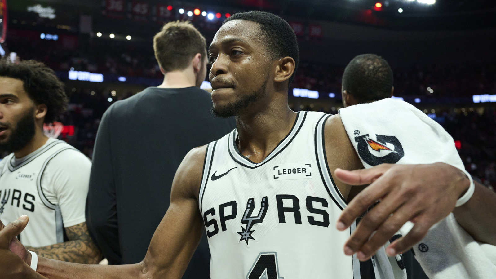 https://www.yardbarker.com/media/1/d/1d0dc3e2a365a84a745fc1fac1c973a8b59d65bc/thumb_16x9/deaaron-foxs-big-fourth-quarter-helps-spurs-close.jpg?v=1