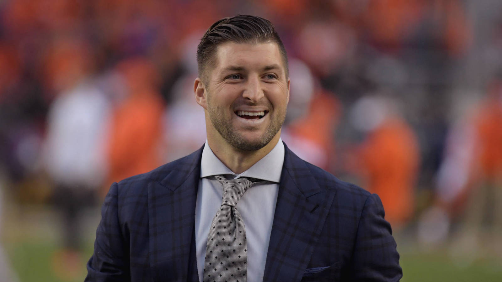 Tim Tebow officially signs with Jacksonville Jaguars Tim Tebow officially signs with Jacksonville Jaguars