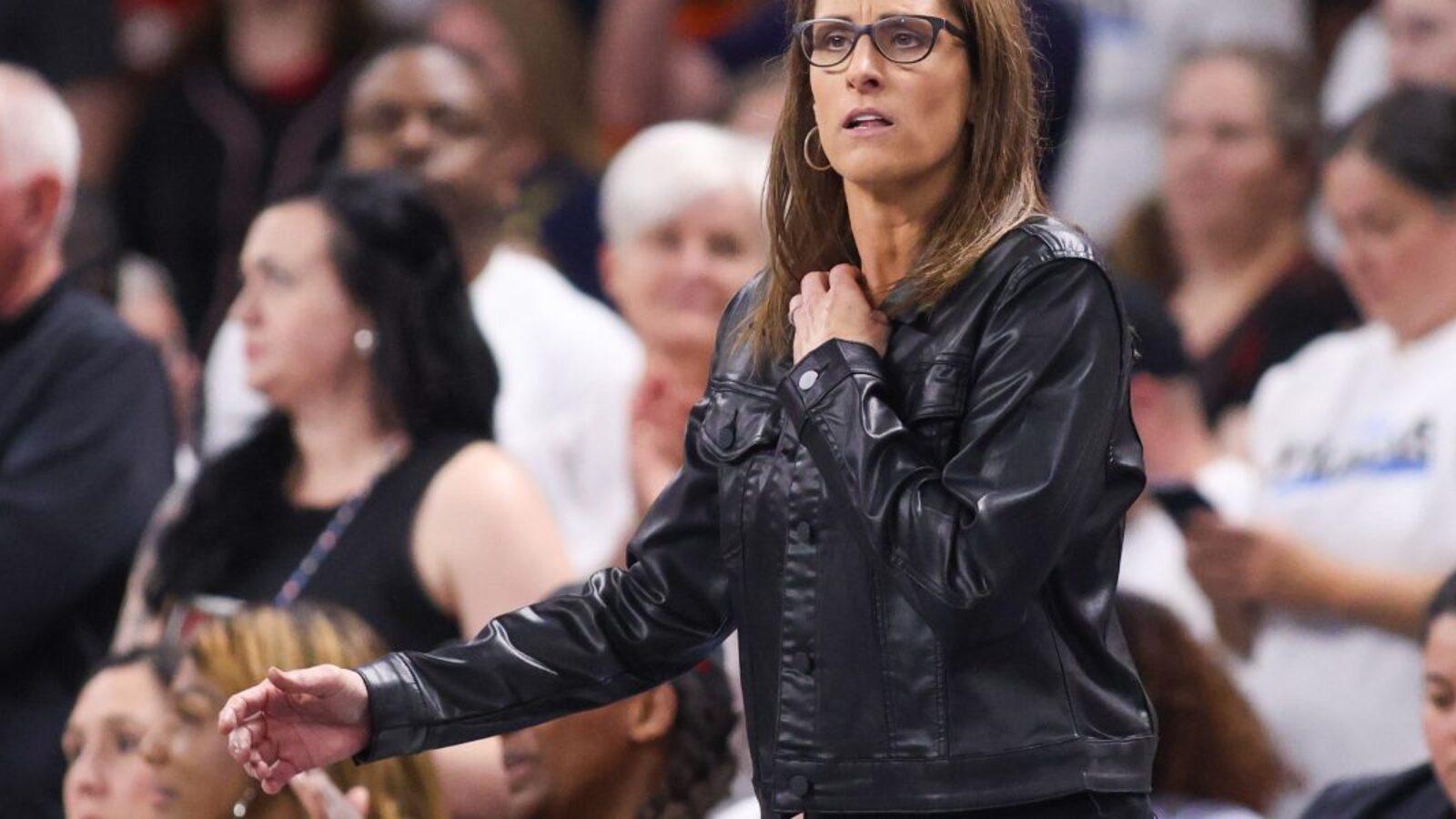 Fever coach Stephanie White facing backlash after big Caitlin Clark news