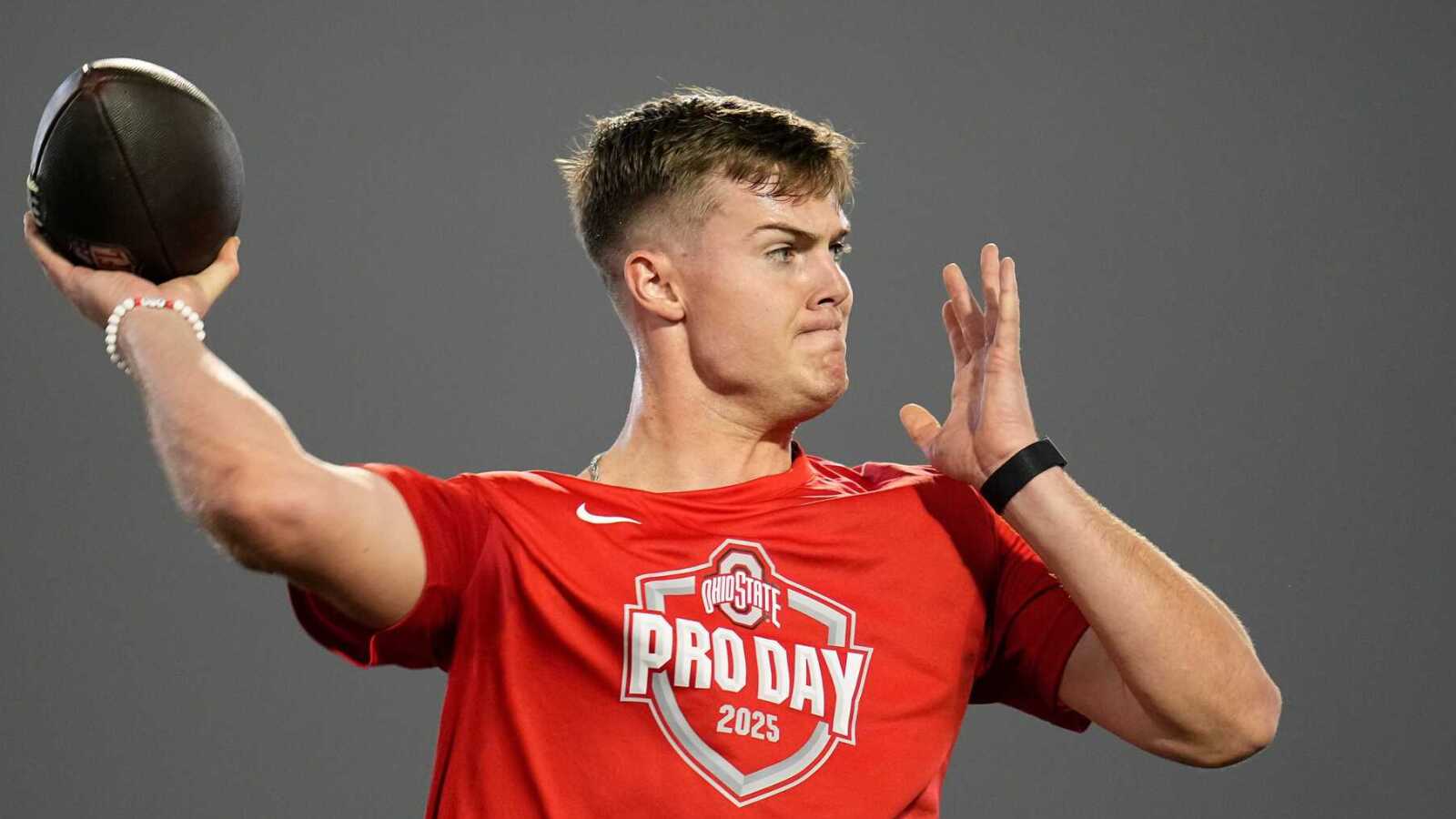 https://www.yardbarker.com/media/1/f/1f141319f27e5127e3d007b945c8fb83d8e74d26/thumb_16x9/steelers-gm-oc-address-rookie-qb-howard.jpg?v=1