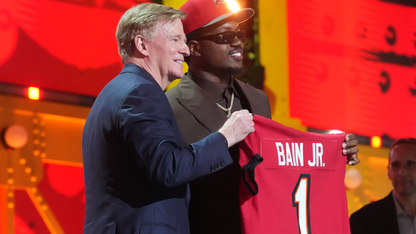 https://www.yardbarker.com/media/1/f/1f45c9a7dbea7fc4a873c15ed5950b7e47fc6460/thumb_16x9/buccaneers-yaya-diaby-sends-warning-nfl-rueben.jpg