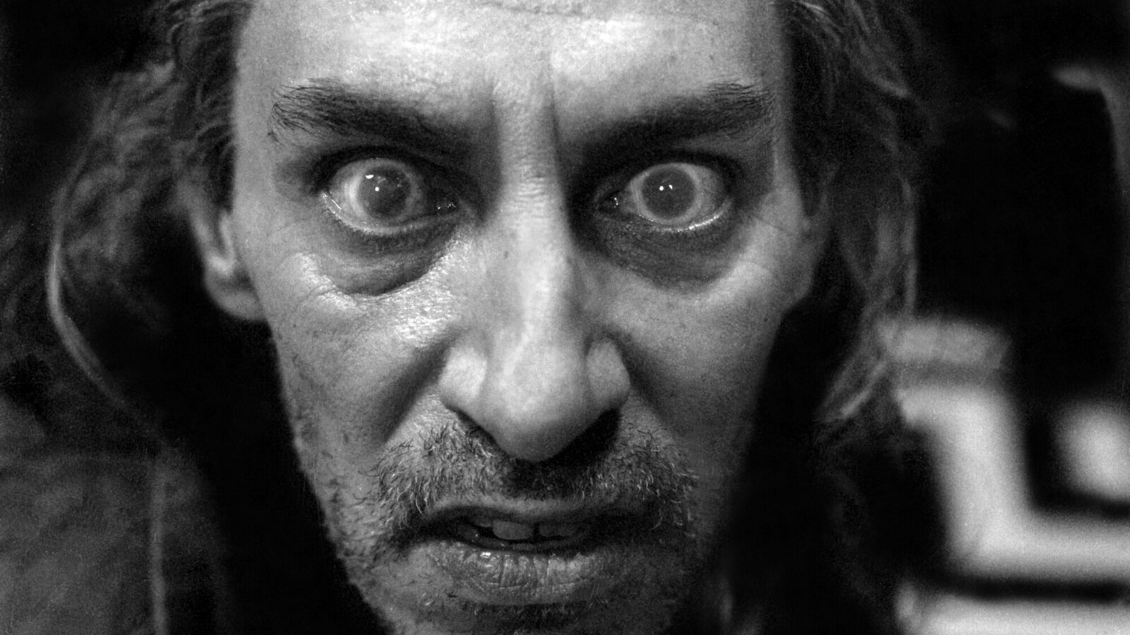 20 accidental TV filming mishaps that were left in the final cut ...