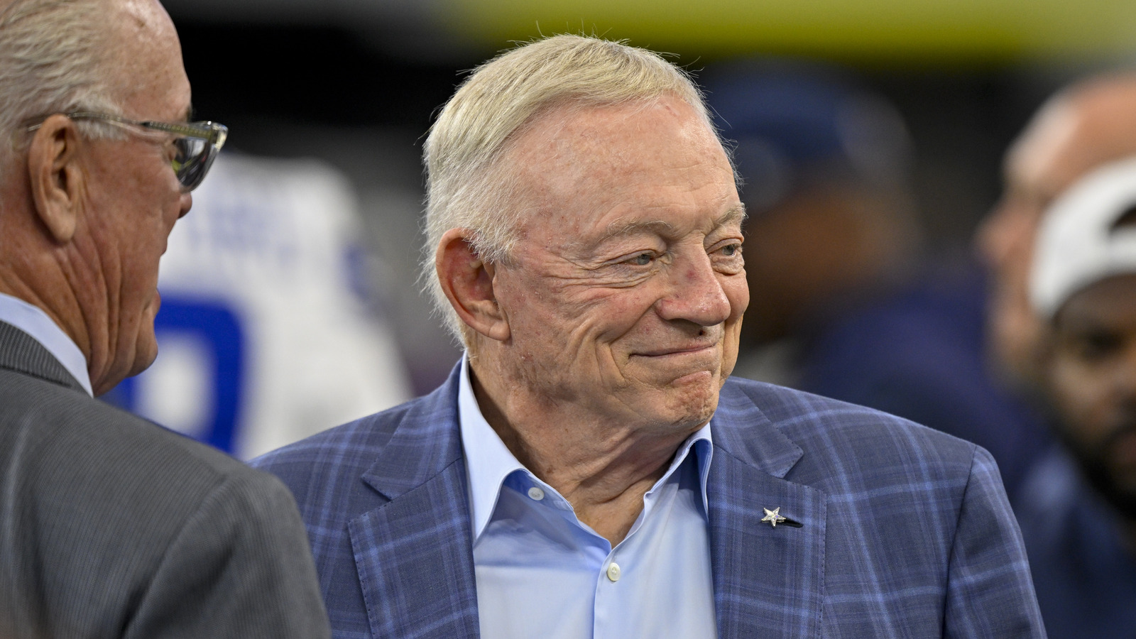 https://www.yardbarker.com/media/1/f/1f8f2eb7d86c38fe6911f6d59ecfd508561d8e5e/thumb_16x9/jerry-jones-snaps-31-year-streak-trading-micah.jpg