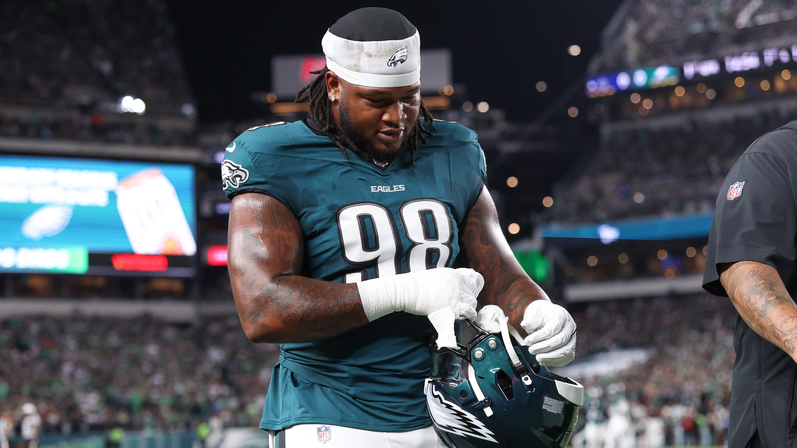 https://www.yardbarker.com/media/1/f/1f957b5acd2c49fff9eb33cf58ace38f75ade85e/thumb_16x9/eagles-star-gets-big-fine-spitting-incident-on.jpg