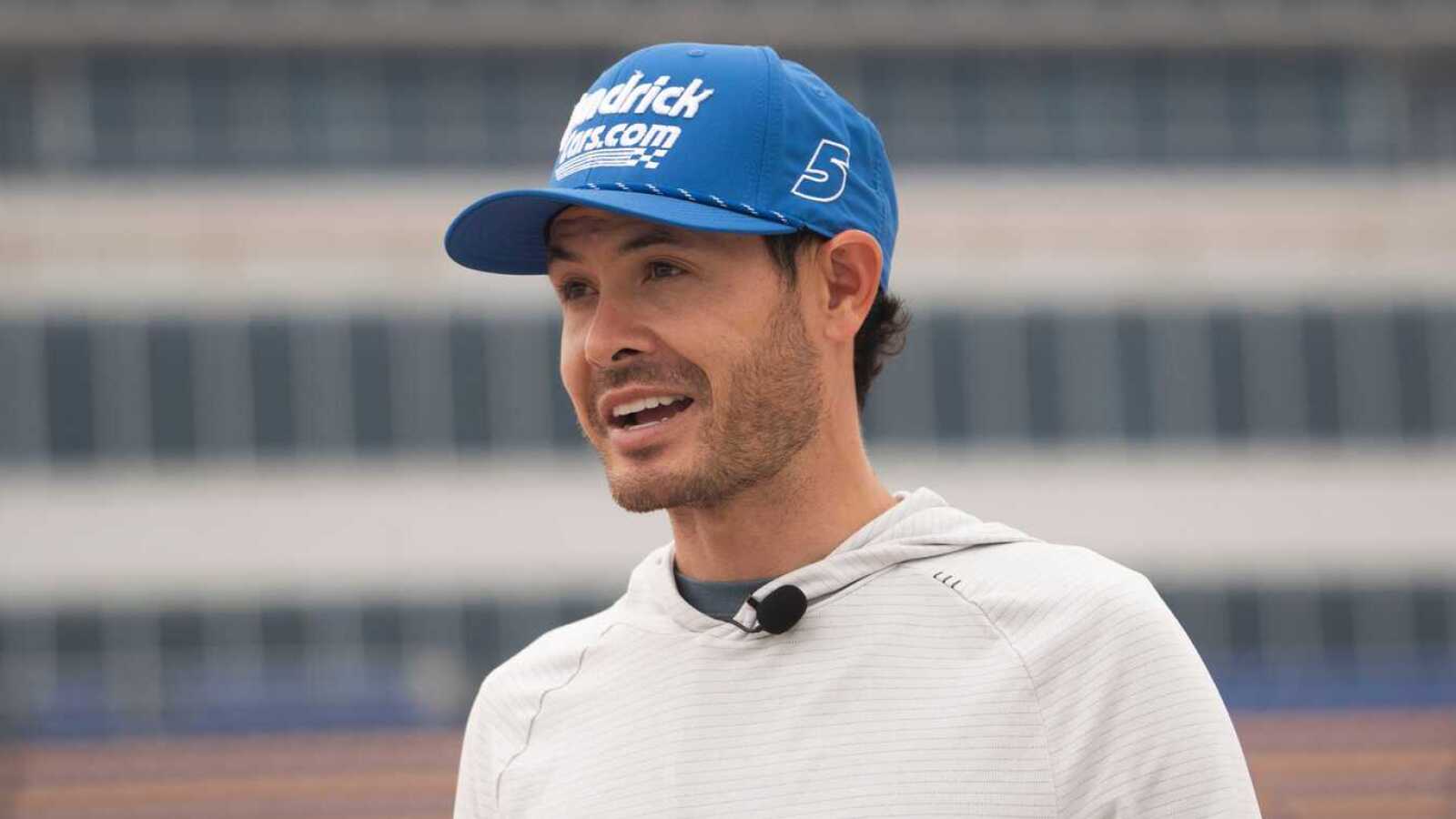 https://www.yardbarker.com/media/1/f/1ff1853ca34f7fe011dad0dc5eab141088ba8d1c/thumb_16x9/kyle-larson-wins-xfinity-series-race-texas.jpg?v=1