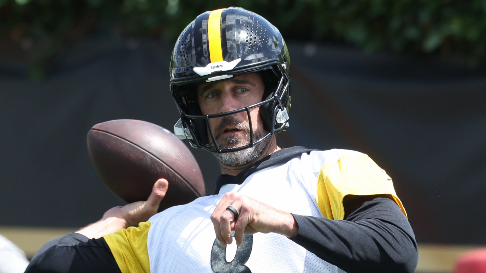 https://www.yardbarker.com/media/2/0/209ddd7b2b9279e3a7e9e38e030d76db6be2aee9/thumb_16x9/aaron-rodgers-explicit-demands-one-steelers-rookie.jpg?v=1