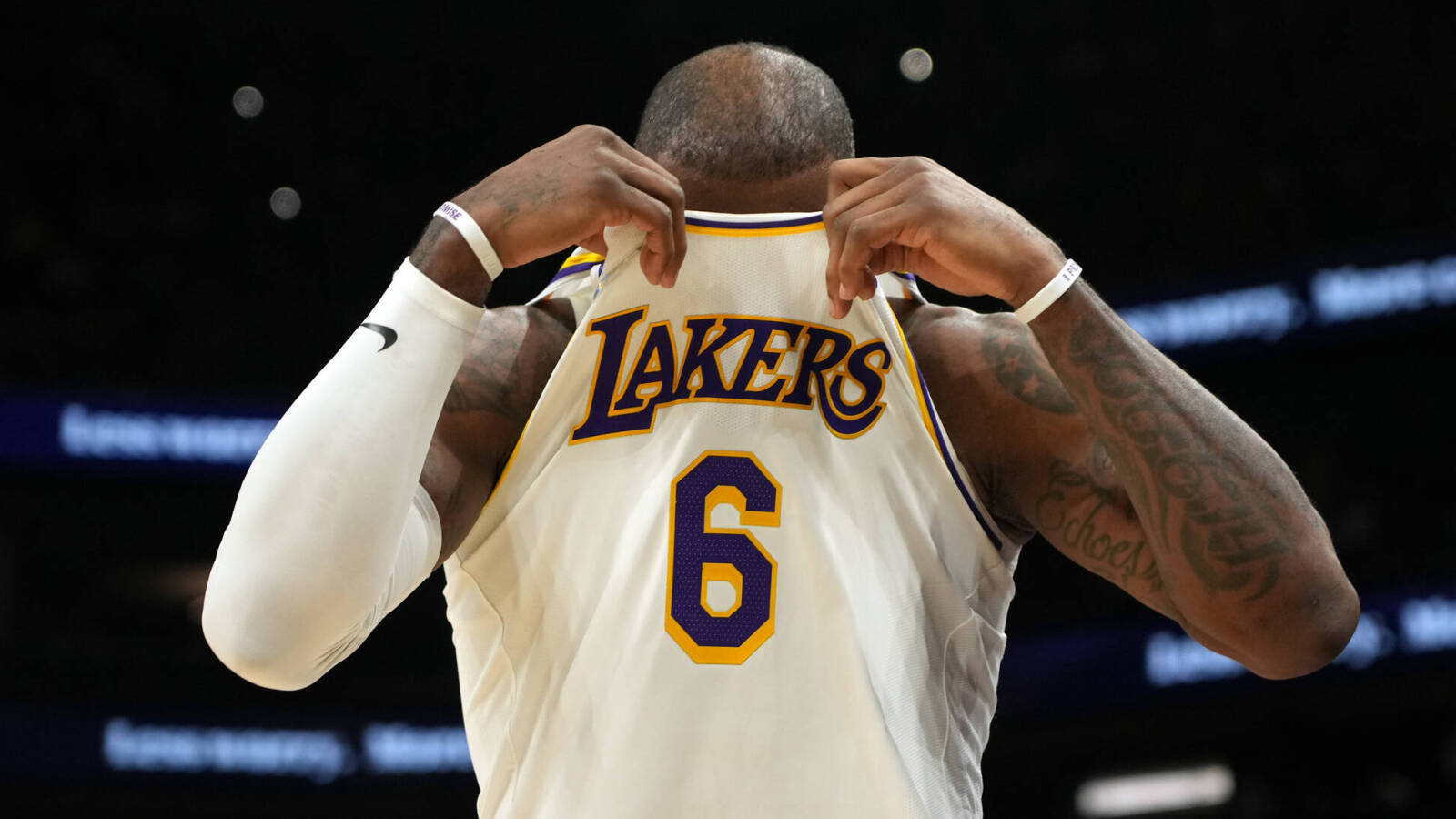LeBron James roasted for subpar effort against Suns - Vimarsana News