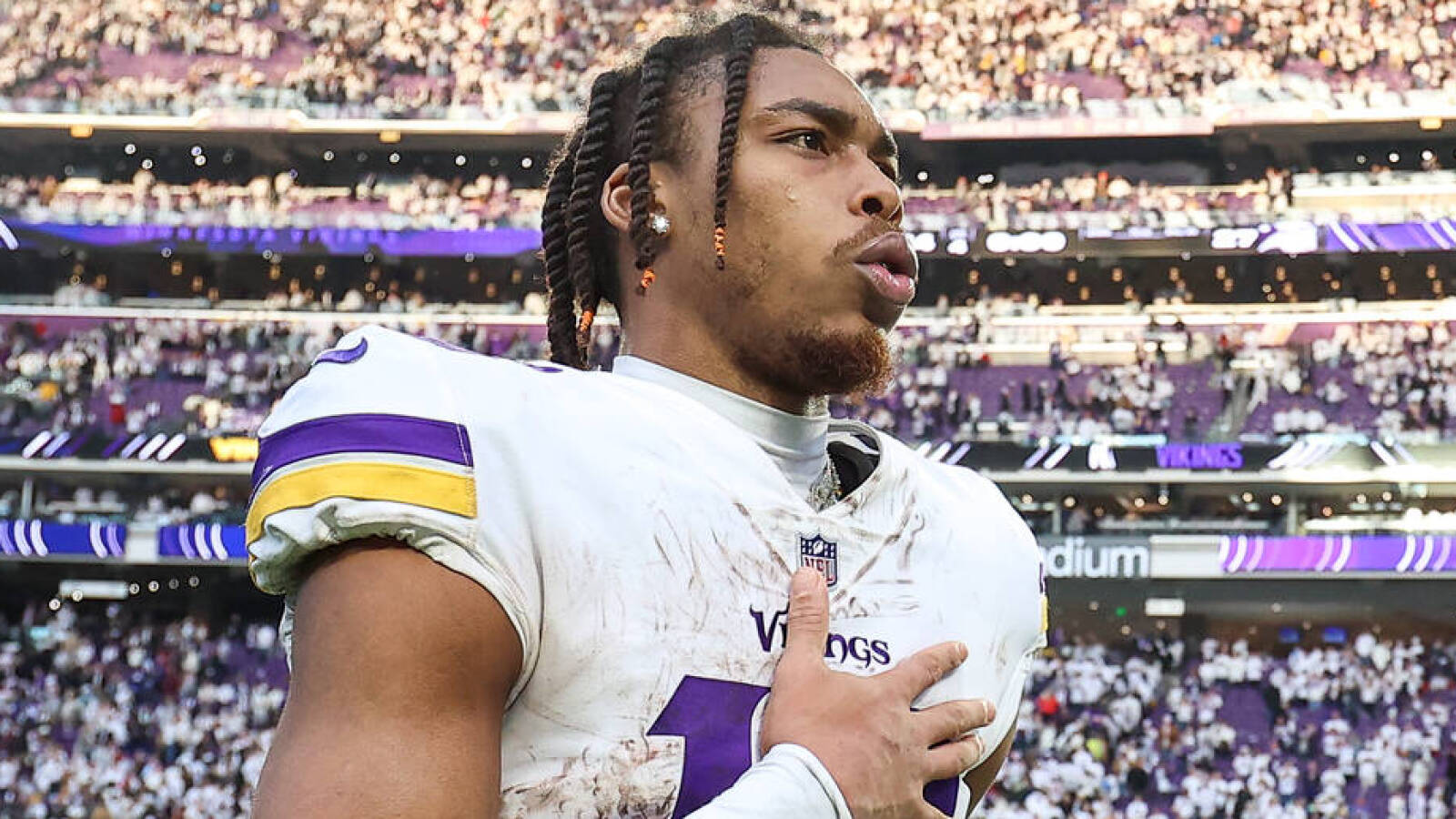 Justin Jefferson nails ref with helmet on sidelines Yardbarker