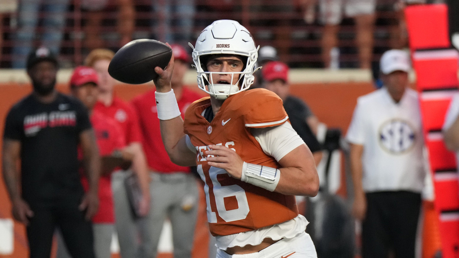 https://www.yardbarker.com/media/2/1/21abb22576aad22a7c52ba9850608852321930c5/thumb_16x9/arch-manning-issues-apology-holly-rowe.jpg?v=1