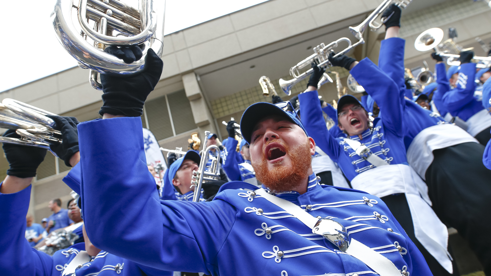 Kentucky marching band roasts Louisville at halftime