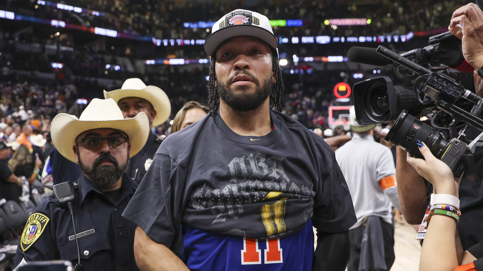 https://www.yardbarker.com/media/2/2/22a2bff18f2e2994e5ef87c40d0769b3b412bc92/thumb_16x9/jalen-brunson-makes-nba-finals-history-clinches.jpg?v=1