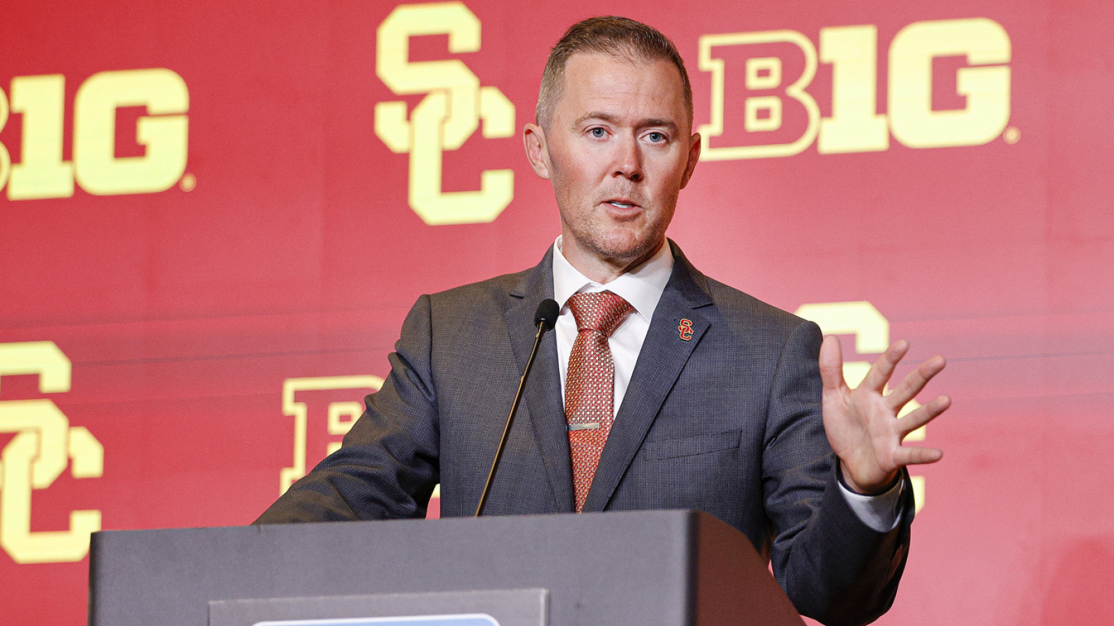 https://www.yardbarker.com/media/2/2/22b8070e7783a286d62927965d4b6add8748a250/thumb_16x9/lincoln-riley-makes-telling-admission-dc-gary.jpg?v=1