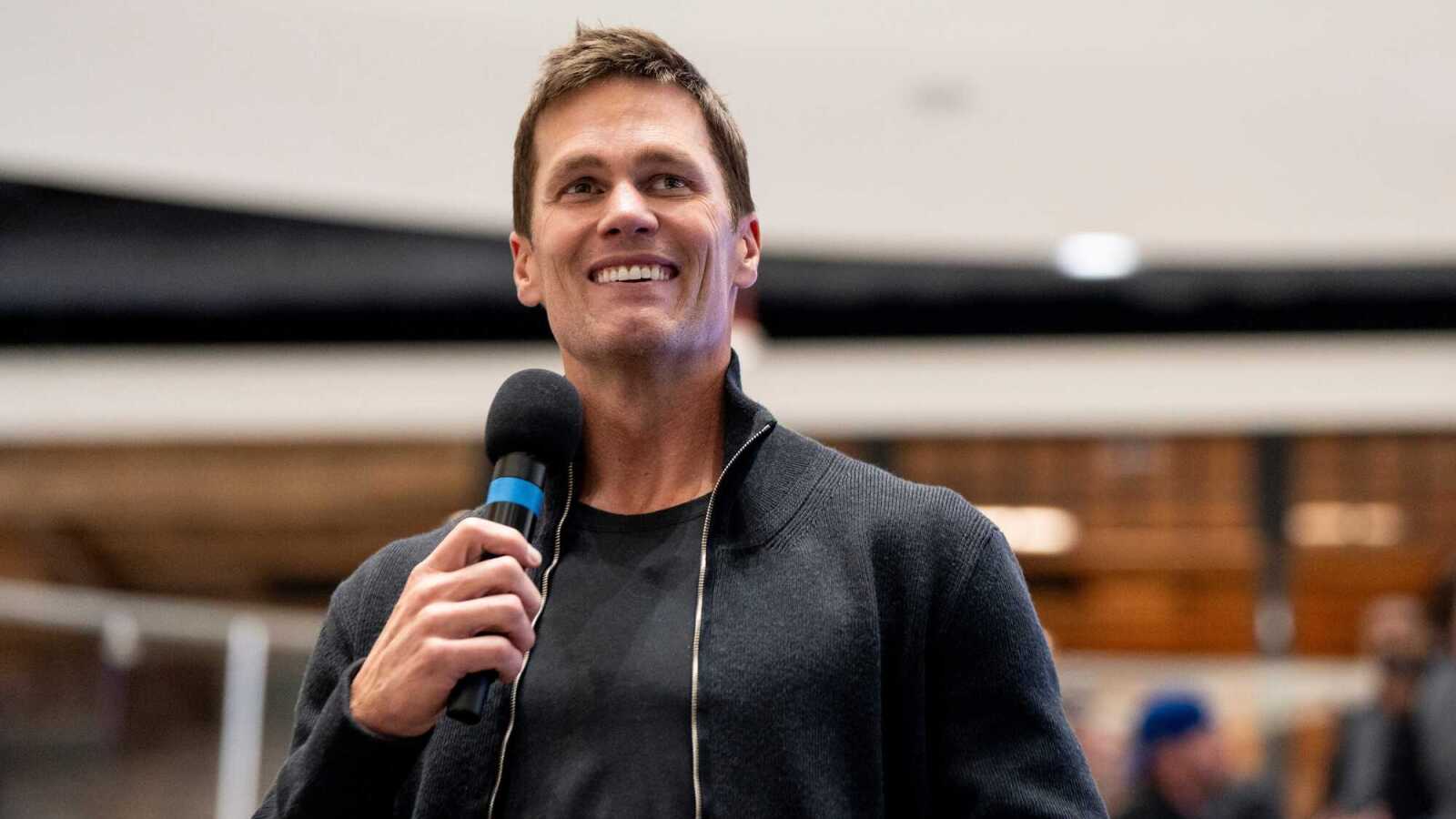 https://www.yardbarker.com/media/2/3/23309e9a1f50b9378cf646f125f09bda0aa22052/thumb_16x9/tom-bradys-dual-role-major-loss-fans-headache-nfl.jpg?v=1