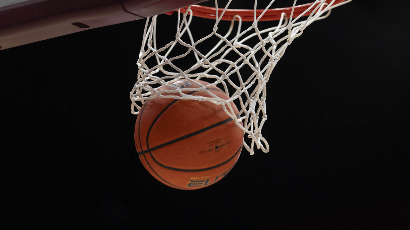 College Basketball Player's Unorthodox Shooting Form Goes Viral