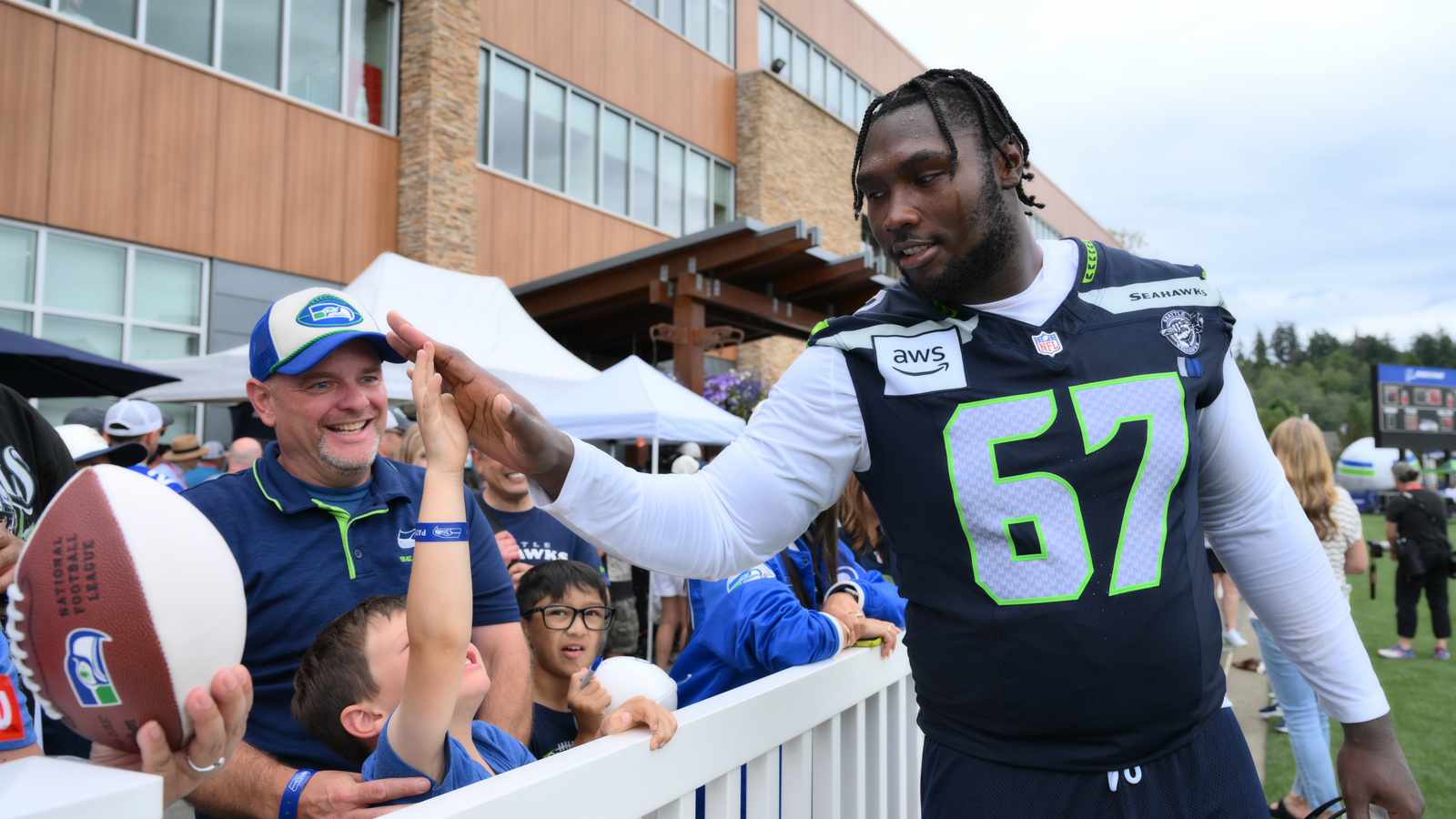Seahawks LT Charles Cross Has High Ankle Sprain | Yardbarker