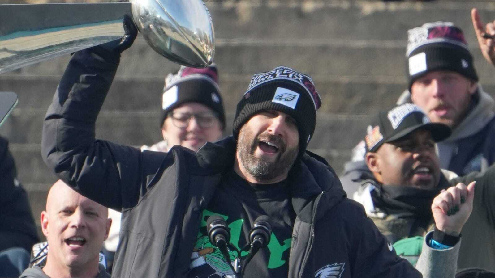 https://www.yardbarker.com/media/2/4/24c60f7e7e282968904640e9ed86ed1a4cd3124d/thumb_16x9/eagles-head-coach-nick-sirianni-holds-vince.jpg?v=1